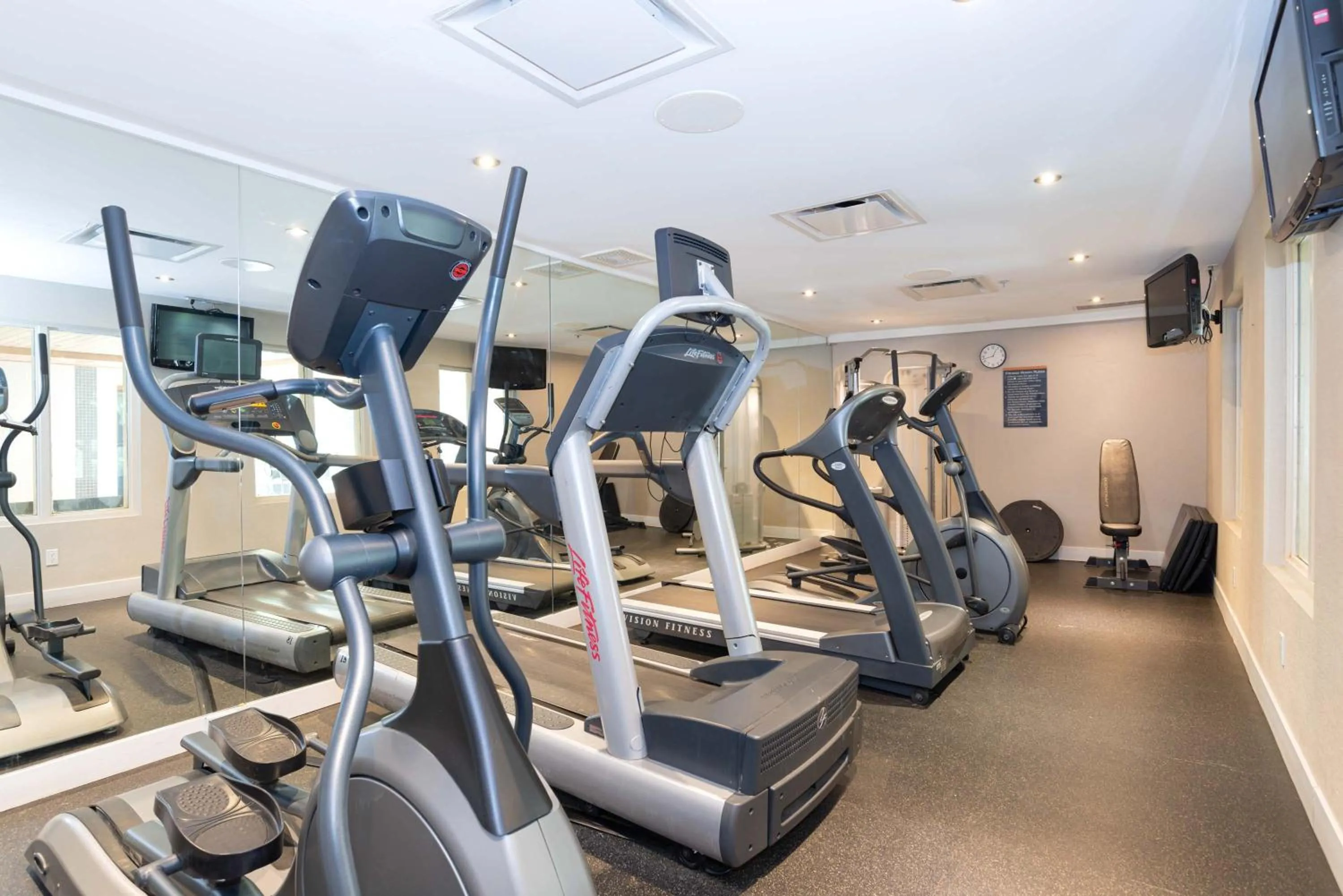 Fitness centre/facilities in Sandman Hotel & Suites Calgary South