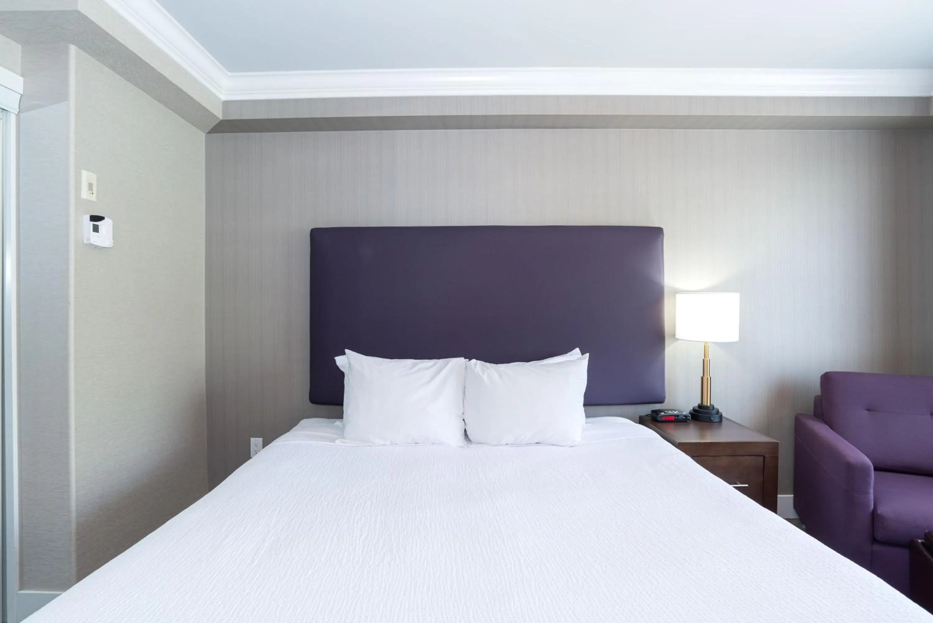 Photo of the whole room, Bed in Sandman Hotel & Suites Calgary South