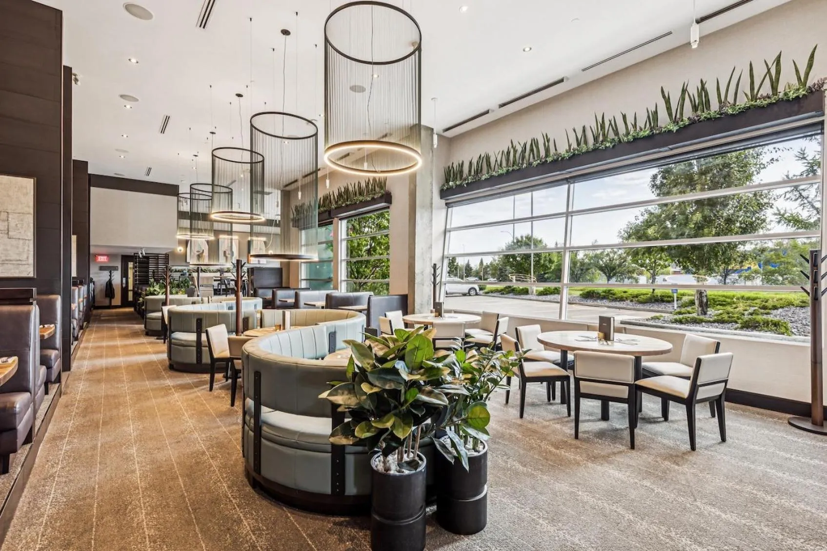 Restaurant/places to eat in Sandman Hotel & Suites Calgary South