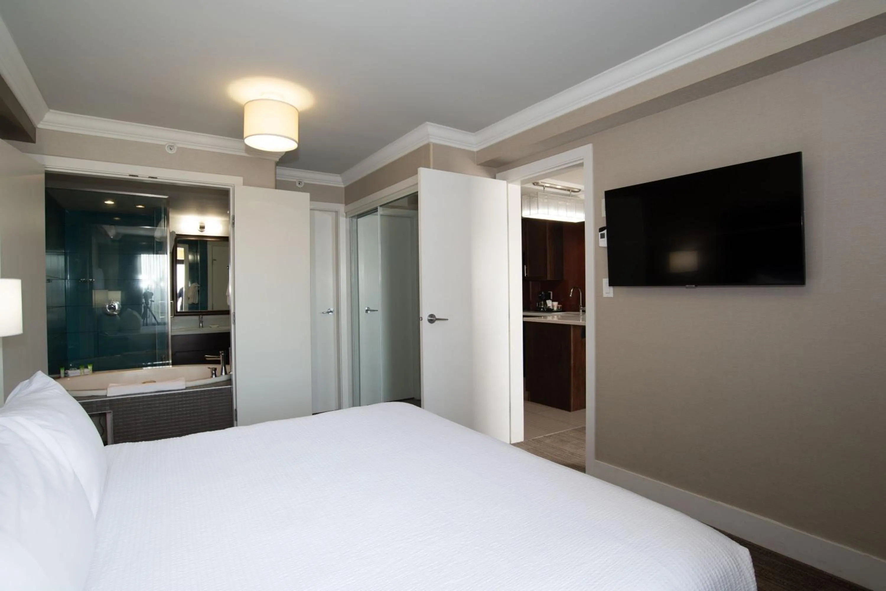 Photo of the whole room, Bed in Sandman Hotel & Suites Calgary South