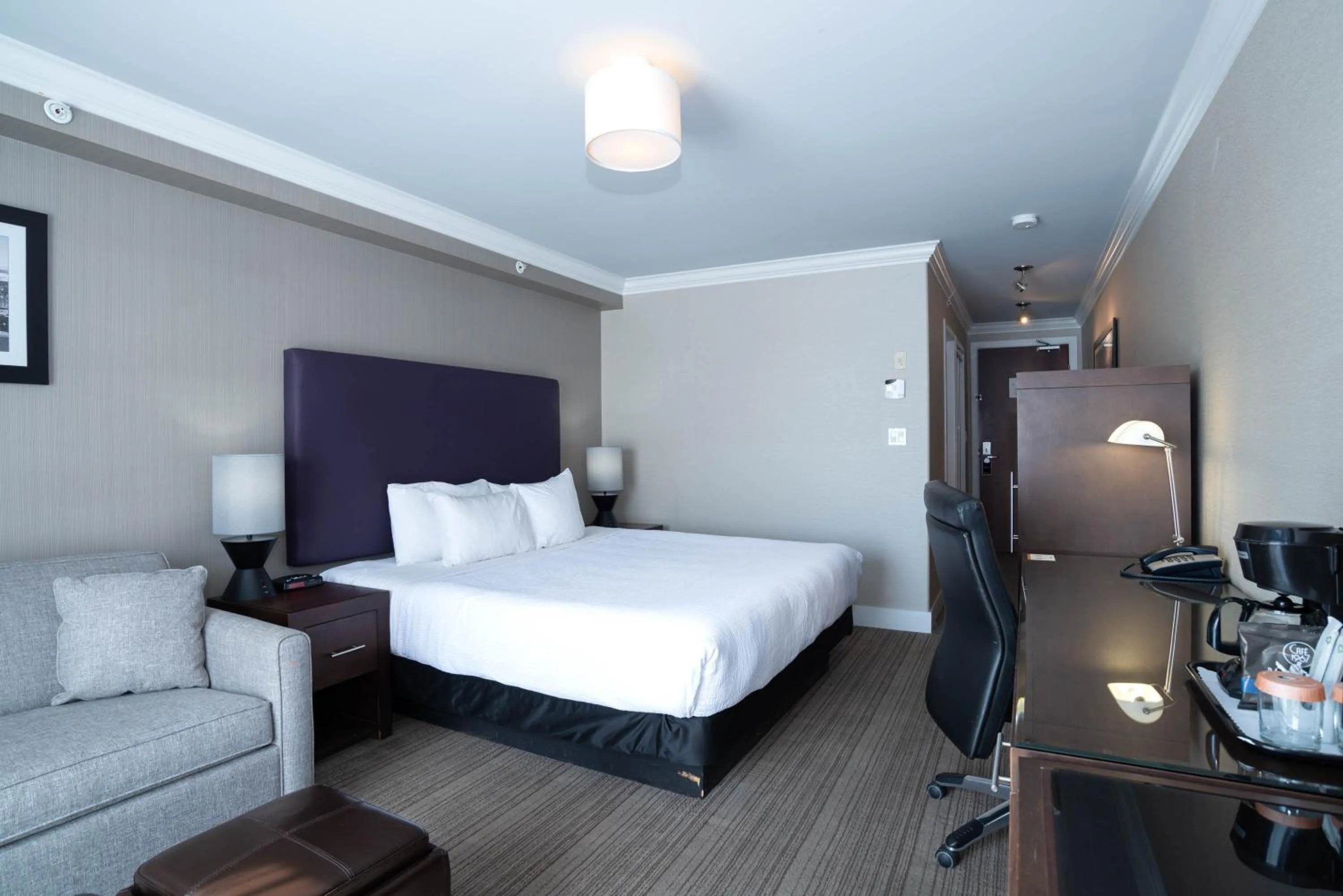 Photo of the whole room, Bed in Sandman Hotel & Suites Calgary South