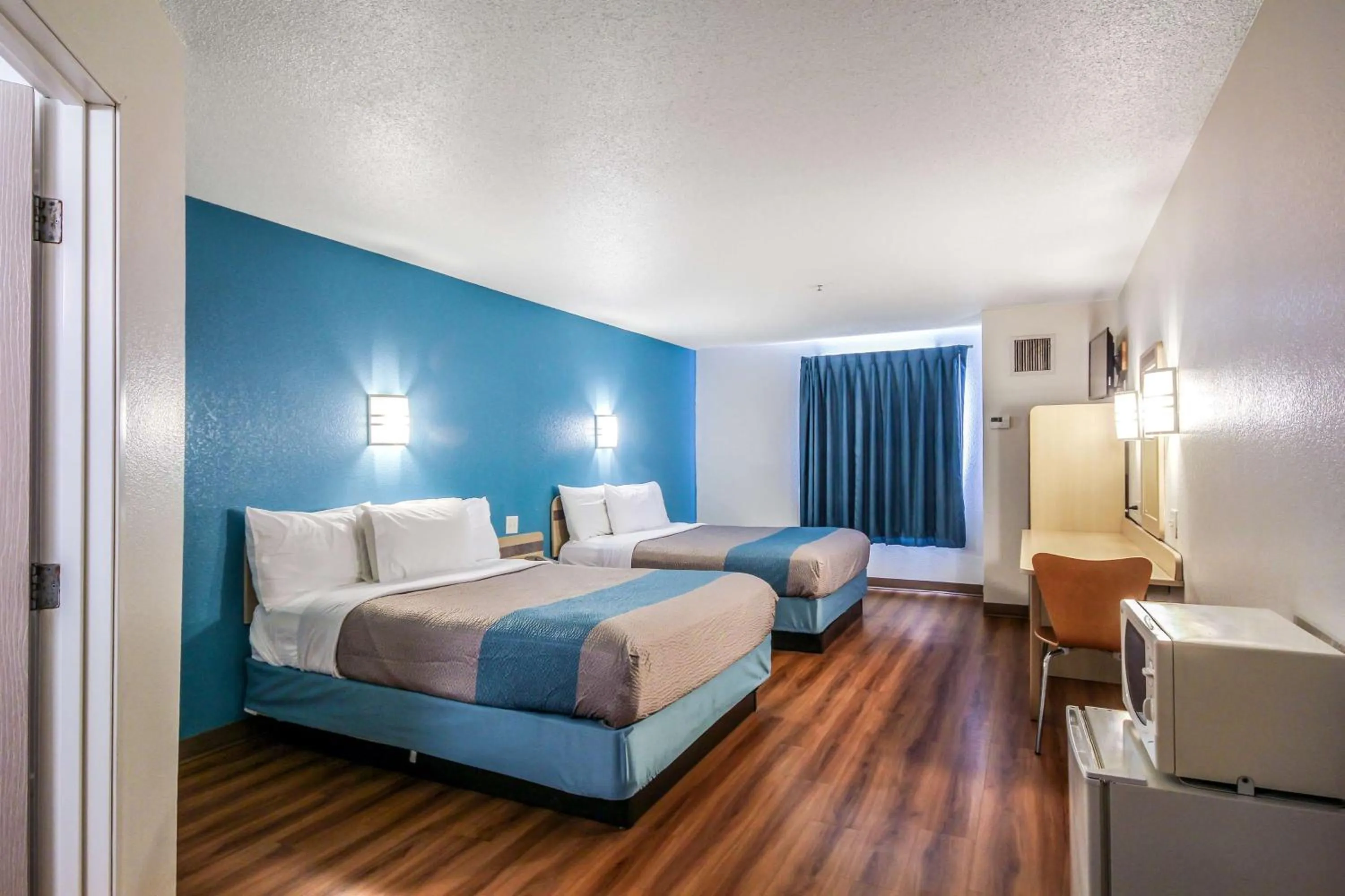 Photo of the whole room, Bed in Motel 6 New Braunfels