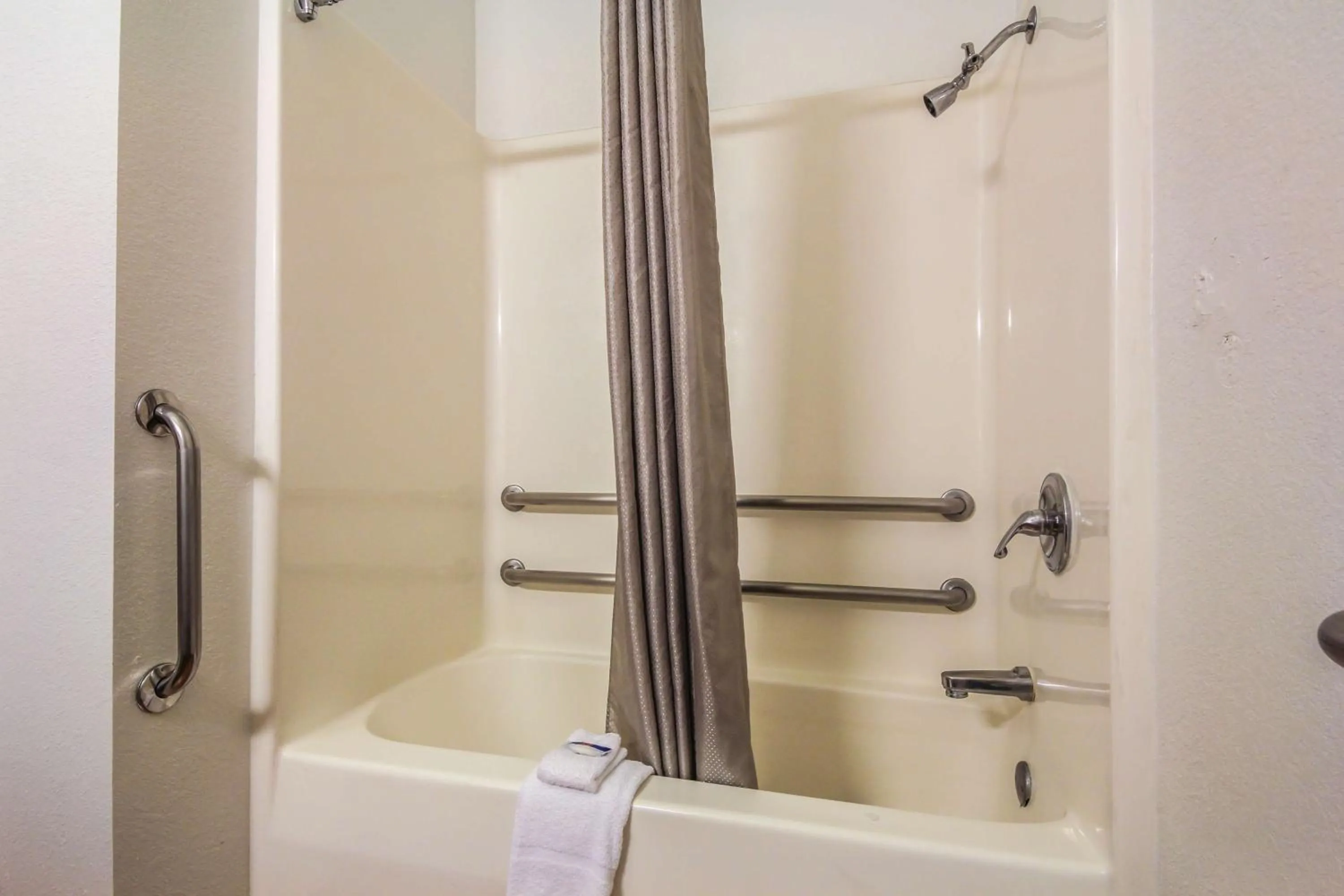 Photo of the whole room in Motel 6 New Braunfels