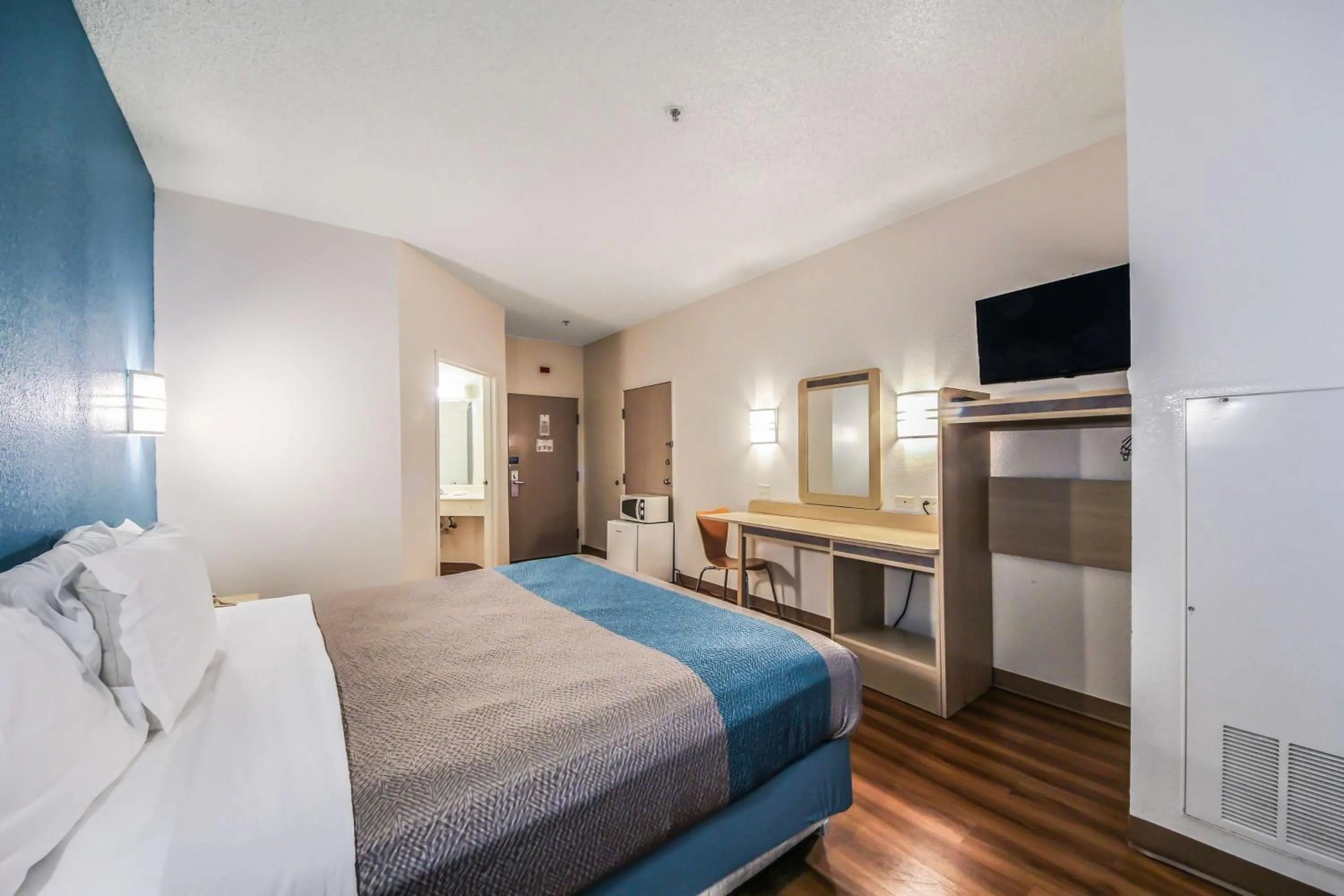 Photo of the whole room, Bed in Motel 6 New Braunfels