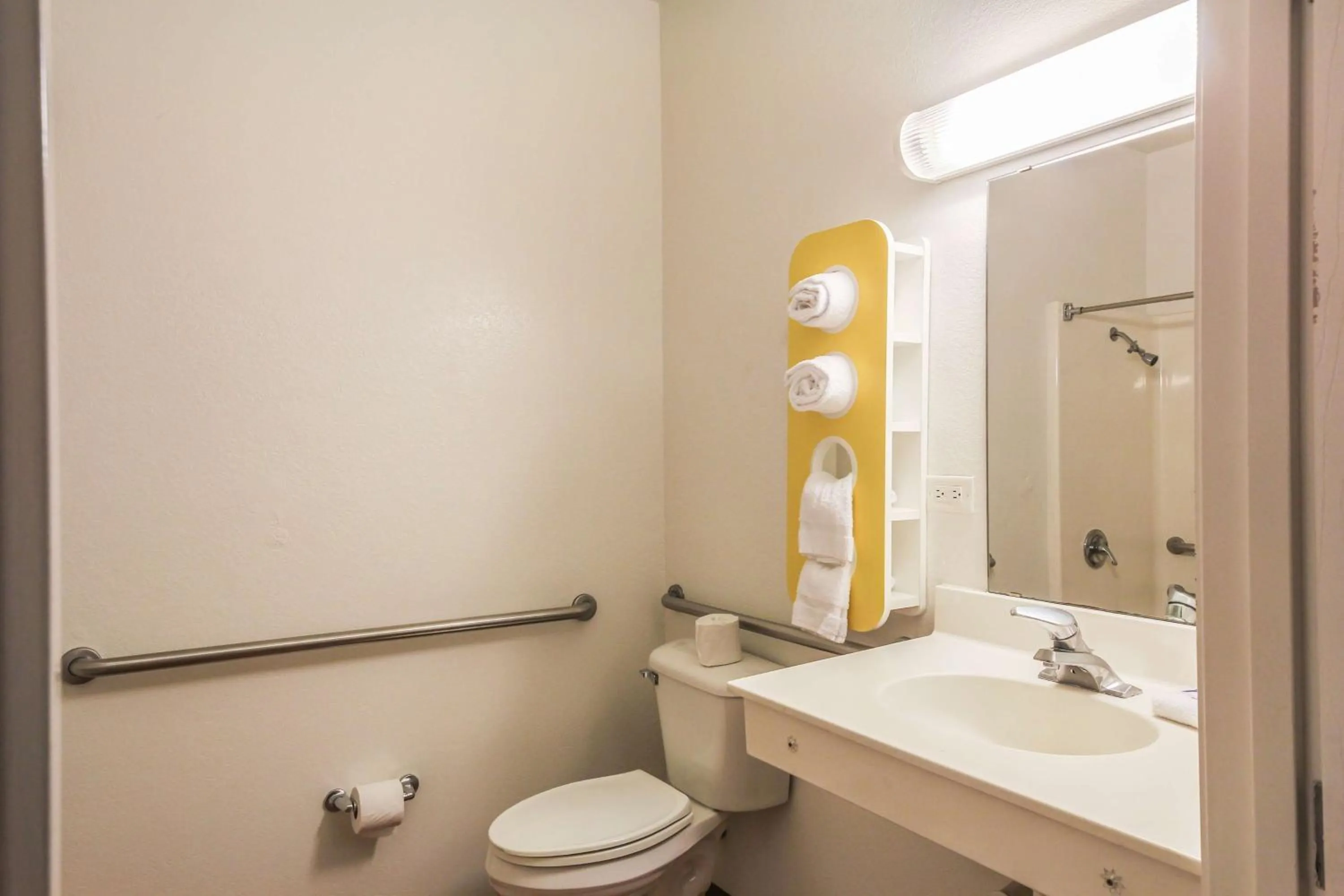 Photo of the whole room in Motel 6 New Braunfels