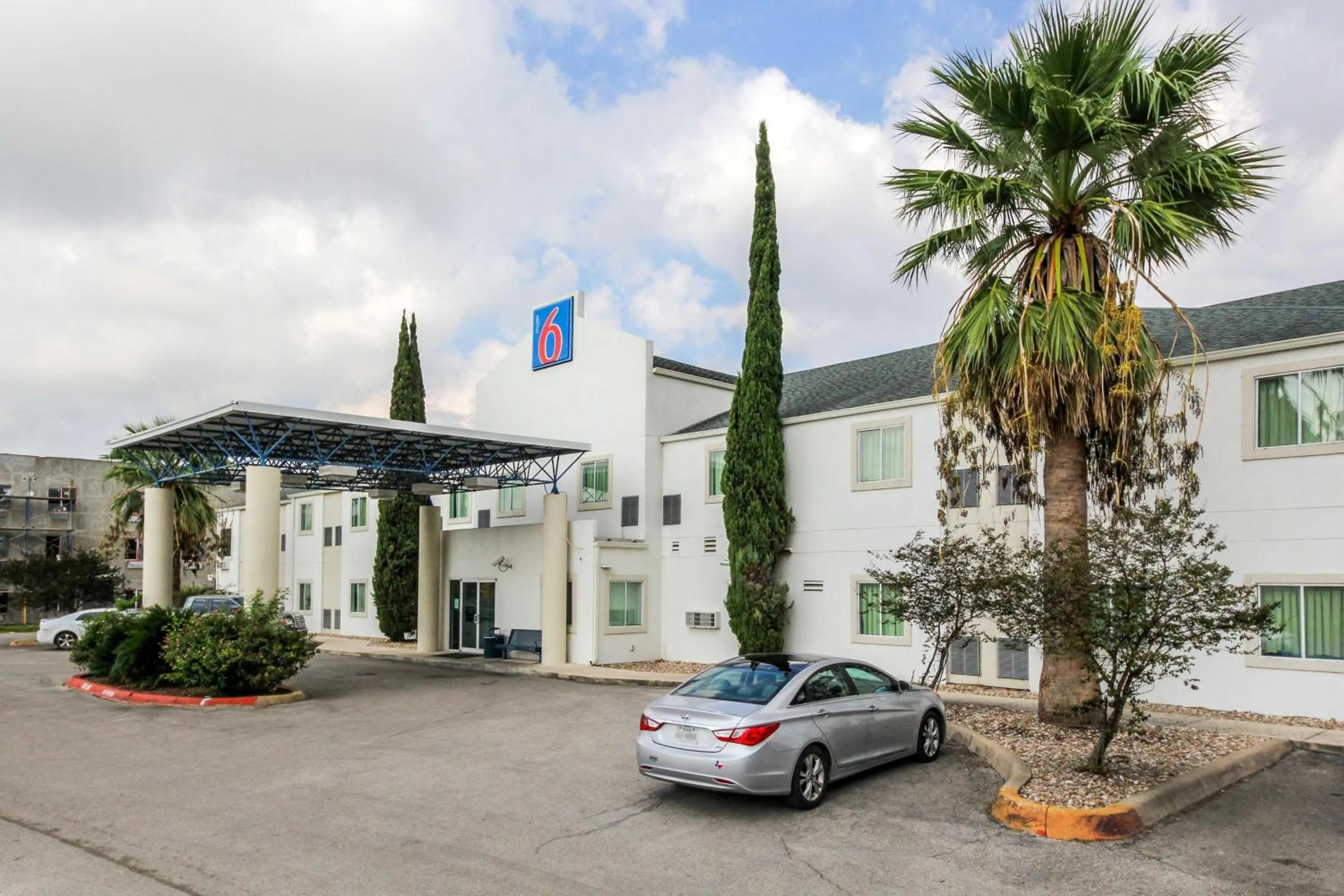 Property building in Motel 6 New Braunfels