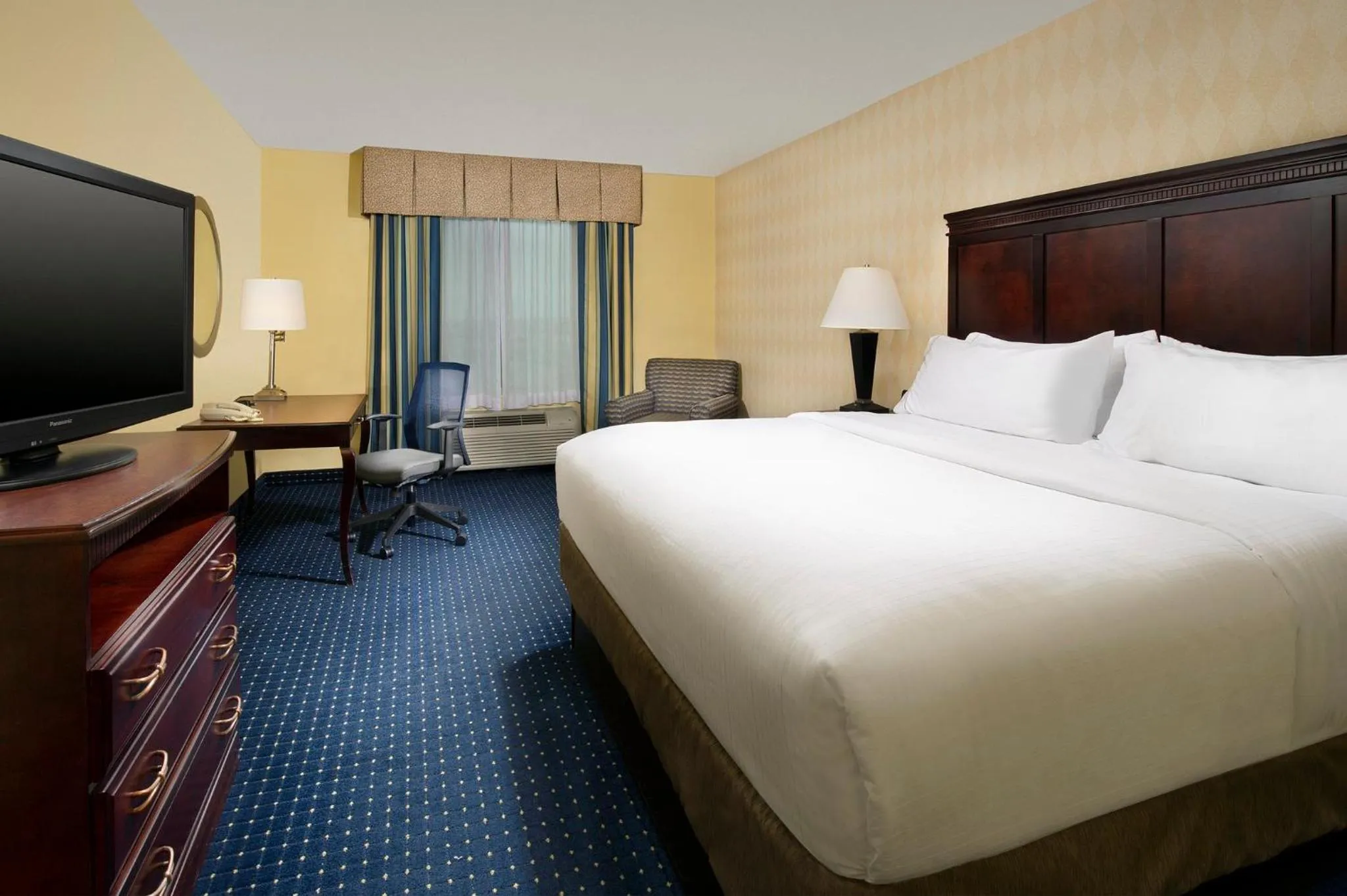 Photo of the whole room, Bed in Holiday Inn Express & Suites San Antonio West Sea World Area by IHG