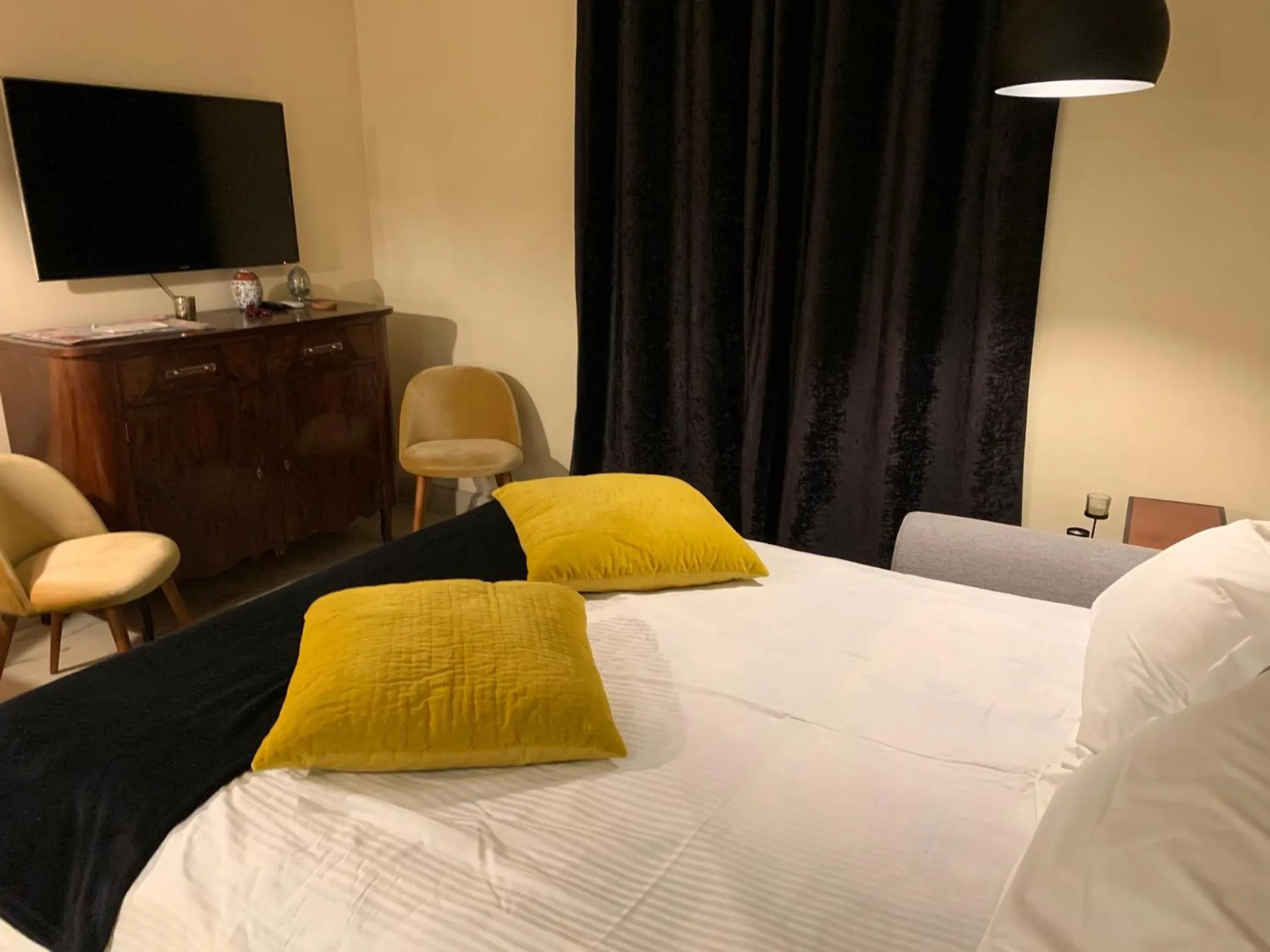 Communal lounge/ TV room, Bed in Sweethome Crispi