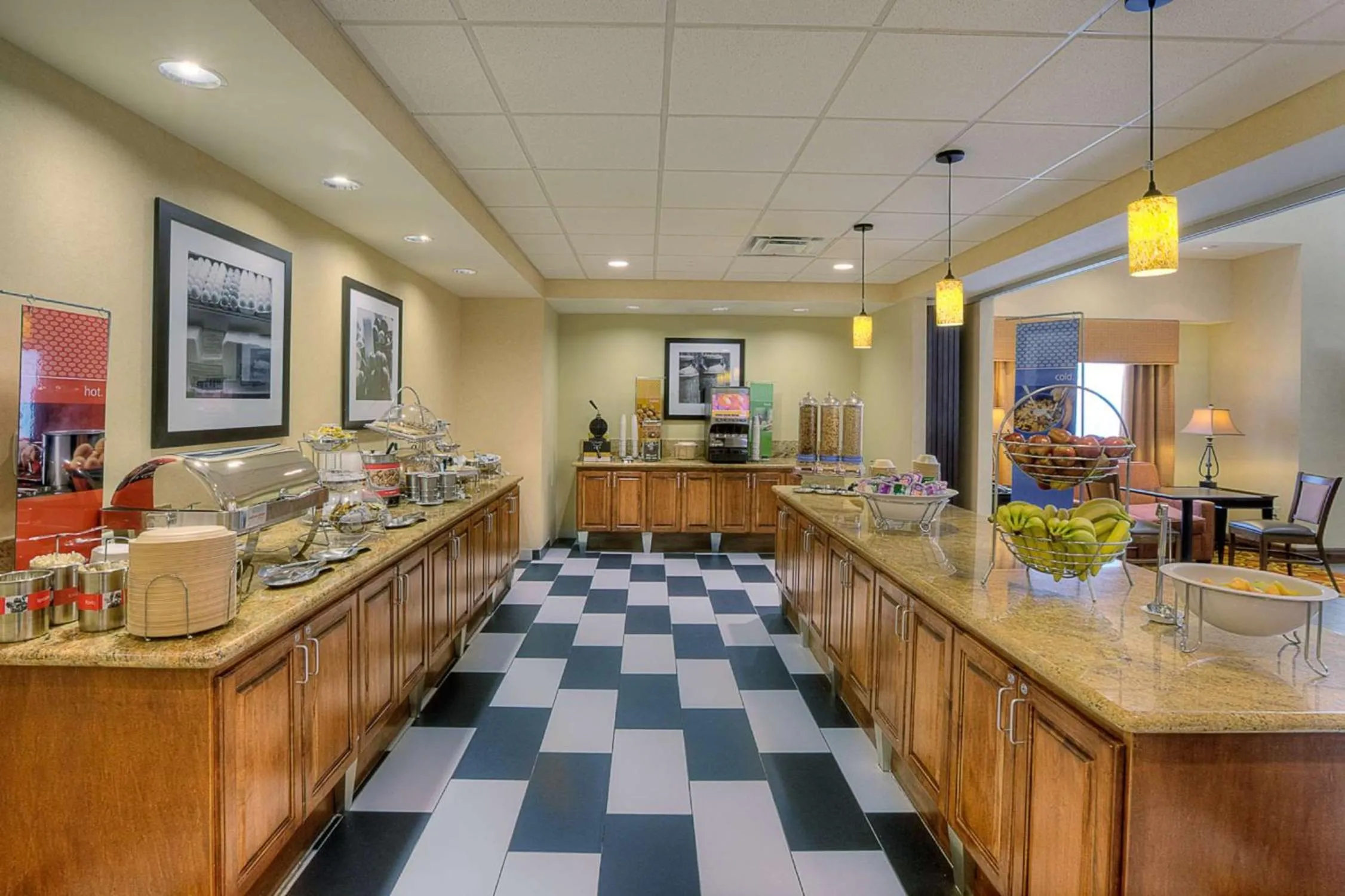 Dining area in Hampton Inn & Suites McAllen