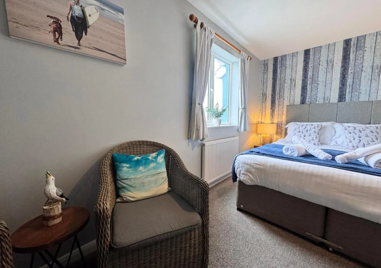 Seating area, Bed in The Waterfront Inn