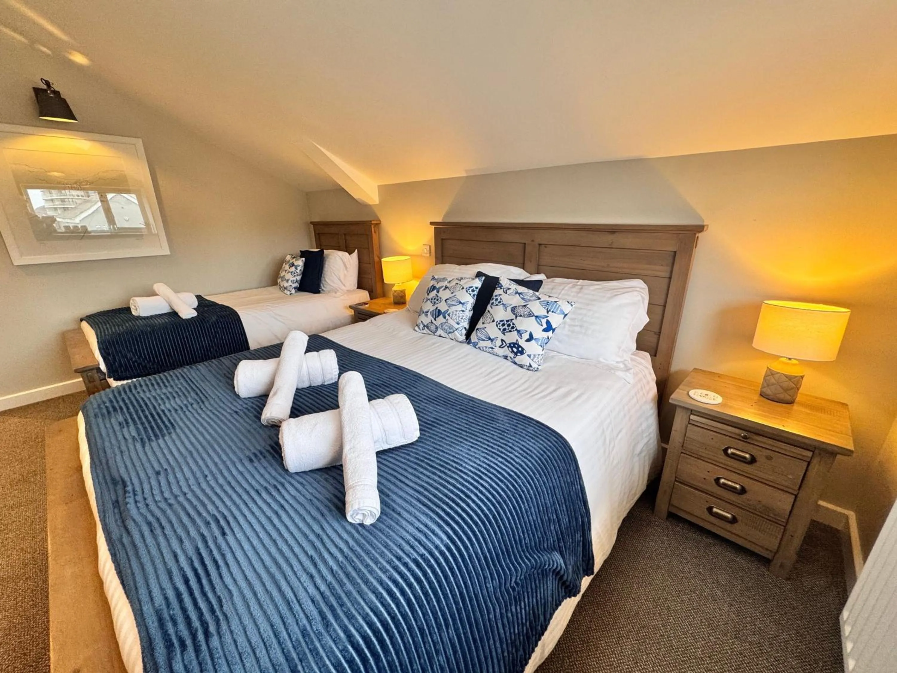 Photo of the whole room, Bed in The Waterfront Inn