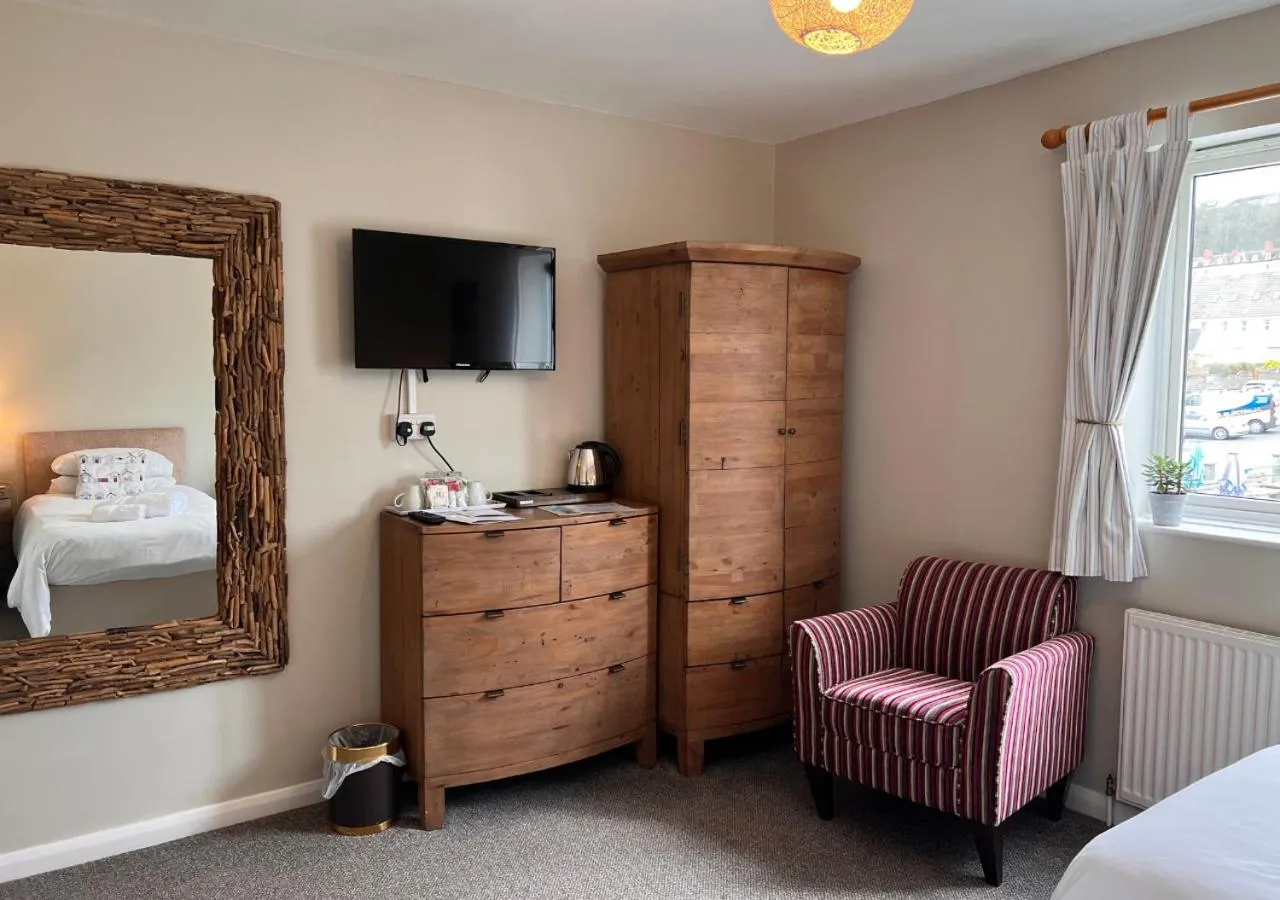 wardrobe, Bed in The Waterfront Inn