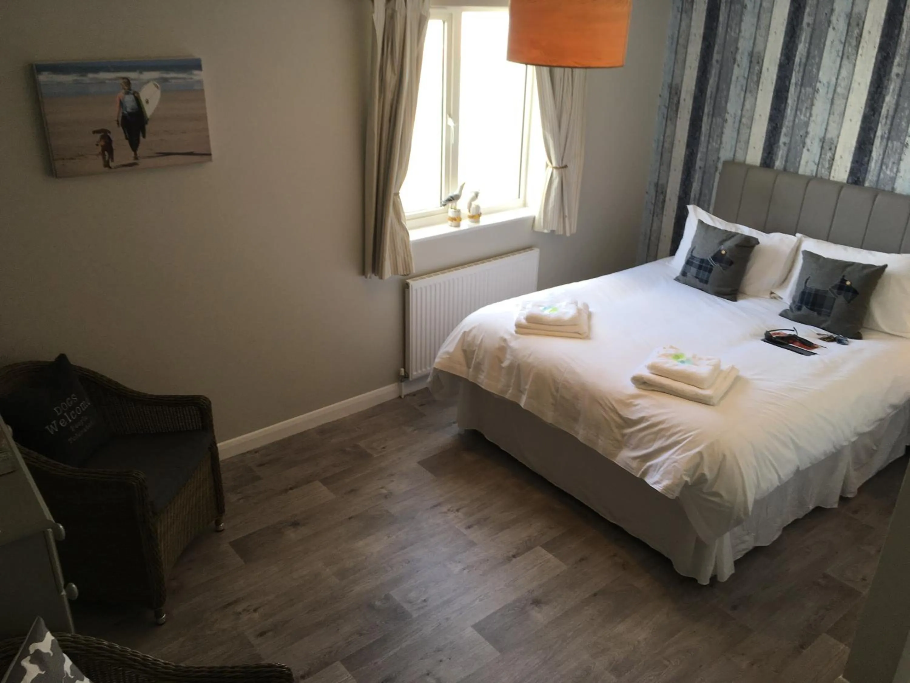 Seating area, Bed in The Waterfront Inn