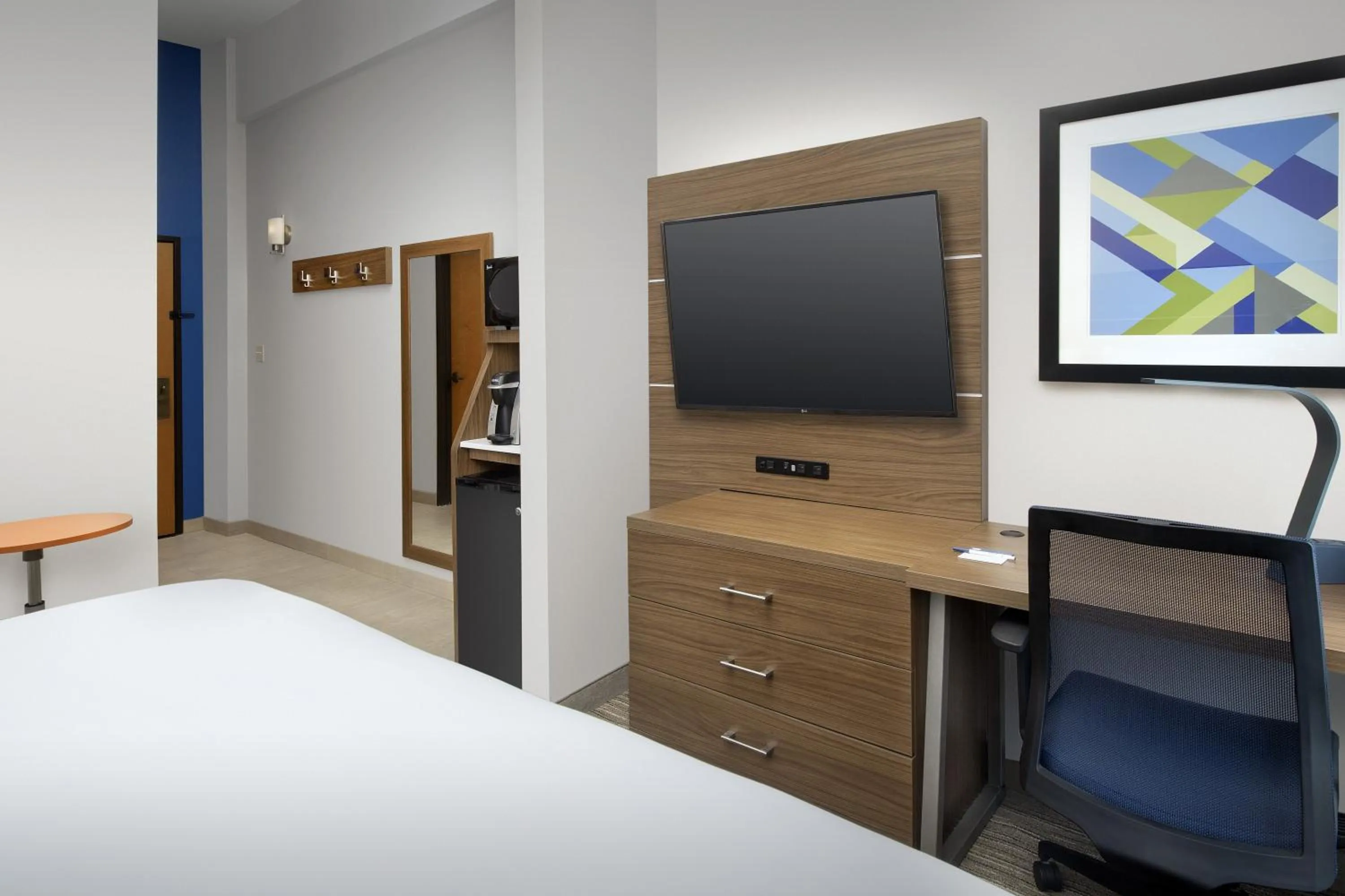 Photo of the whole room, Bed in Holiday Inn Express San Antonio North Riverwalk Area by IHG