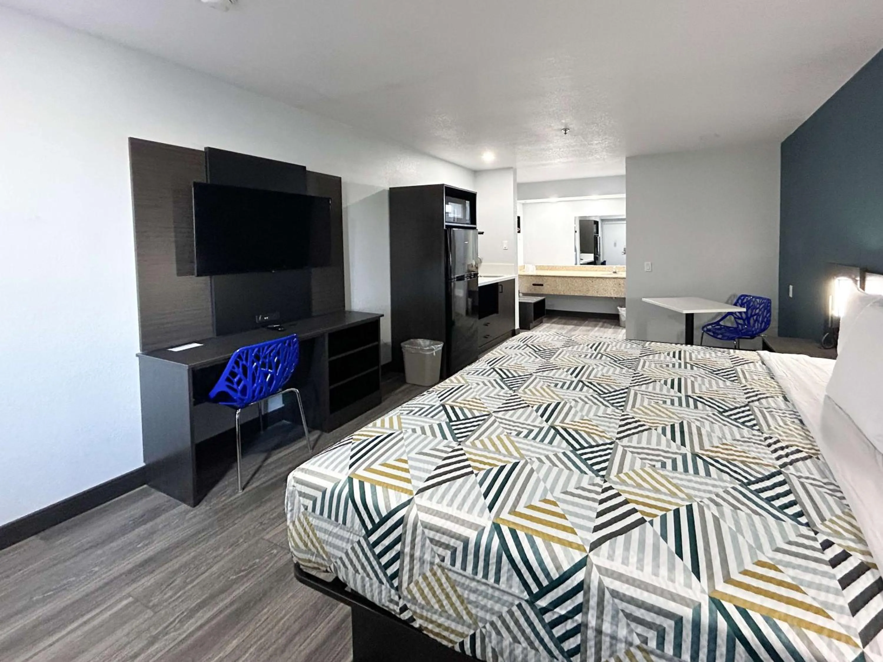 Bedroom, Bed in Studio 6 Bakersfield, CA South