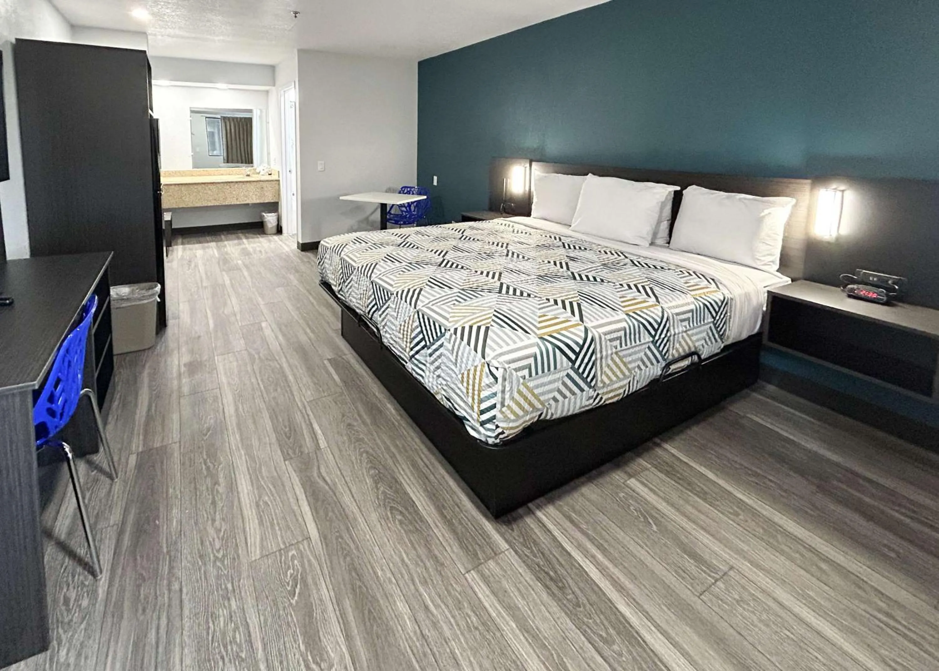 Bedroom, Bed in Studio 6 Bakersfield, CA South