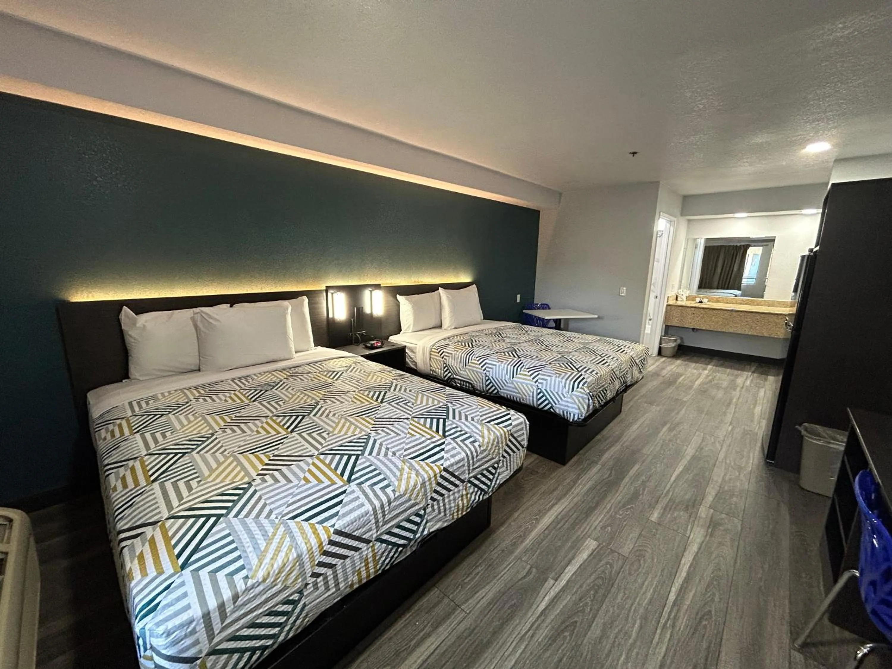 Bedroom, Bed in Studio 6 Bakersfield, CA South