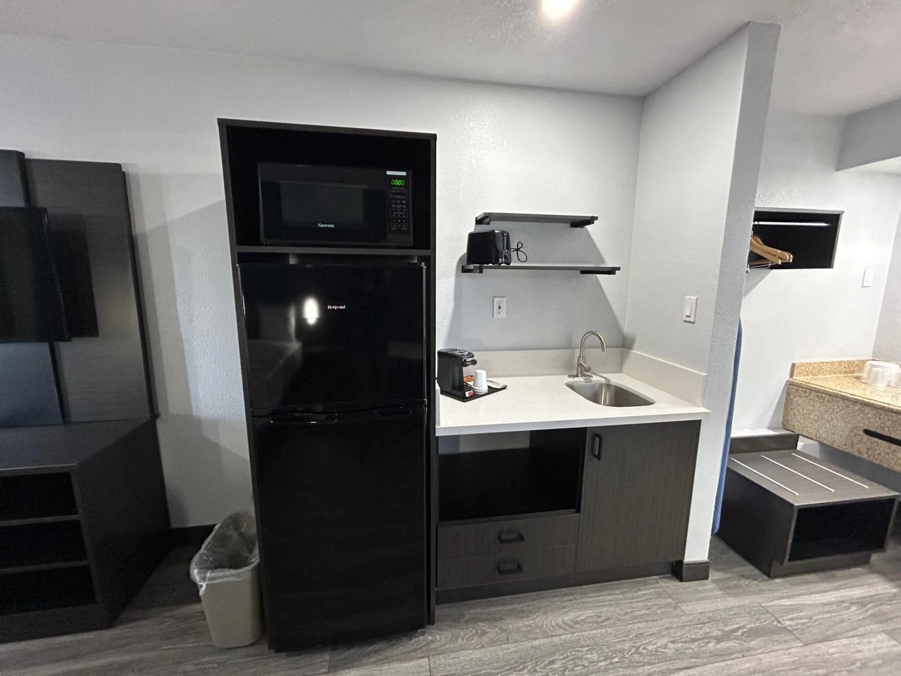 Kitchen or kitchenette in Studio 6 Bakersfield, CA South