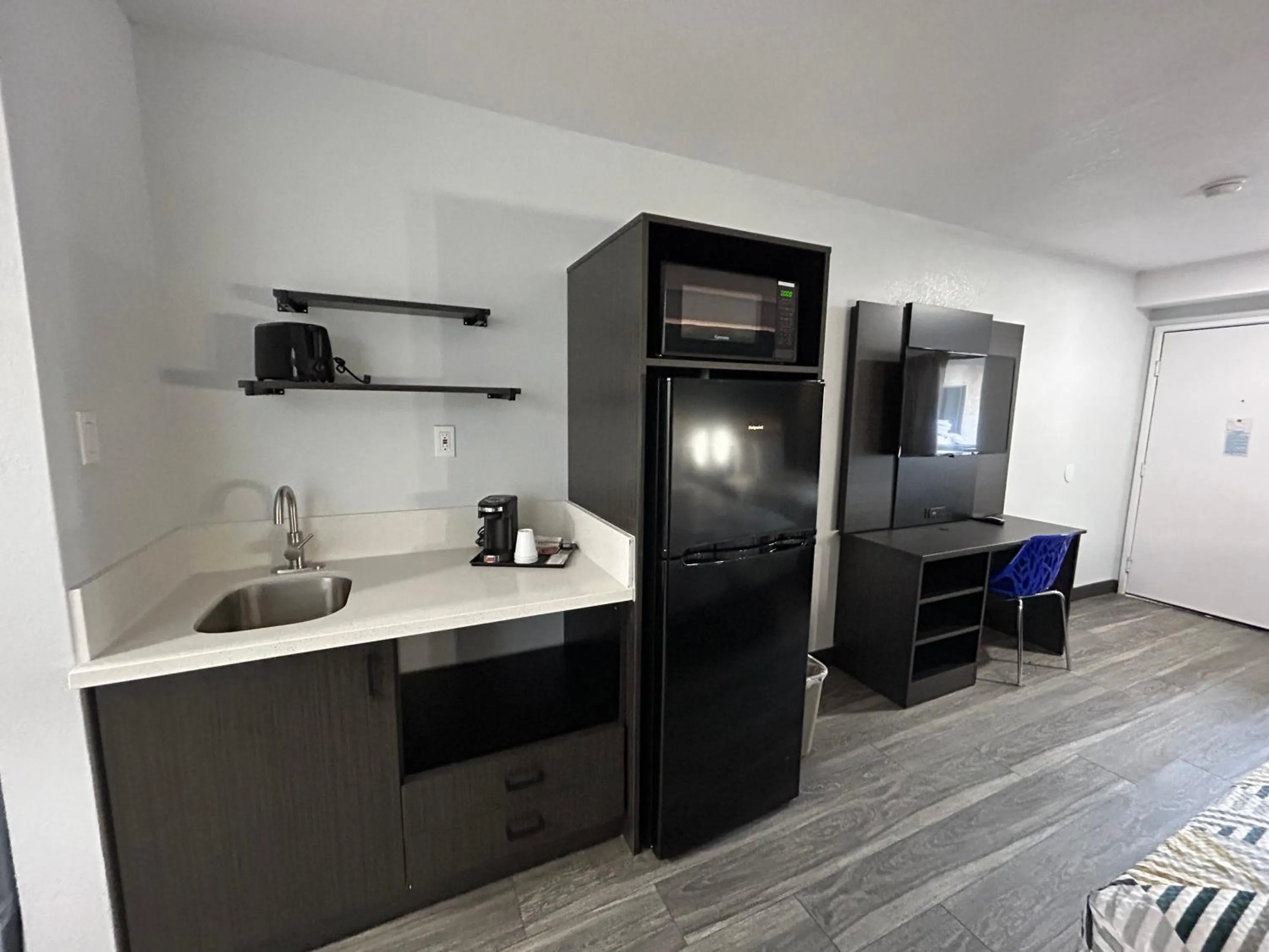 Kitchen or kitchenette in Studio 6 Bakersfield, CA South