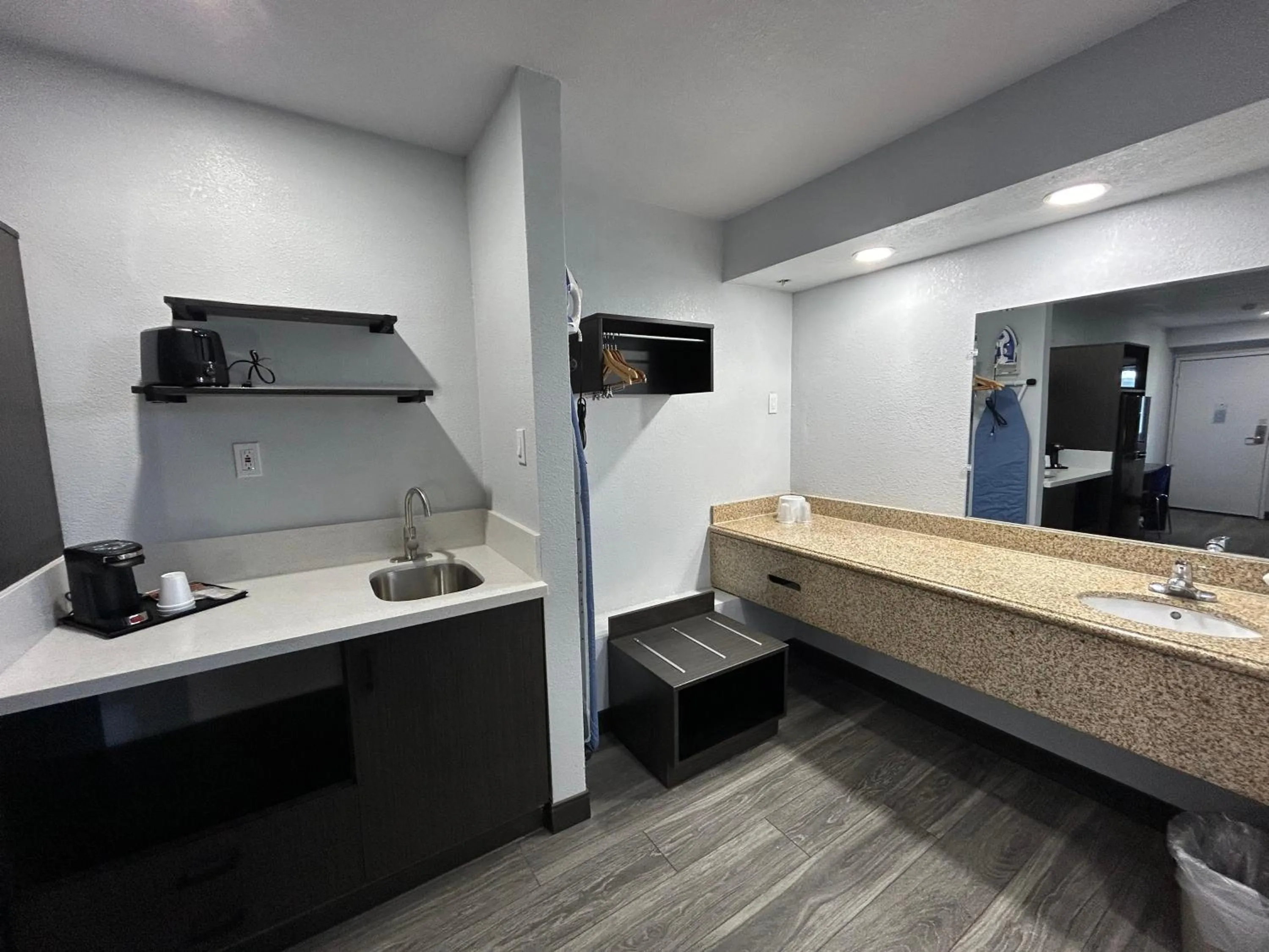 Kitchen or kitchenette in Studio 6 Bakersfield, CA South