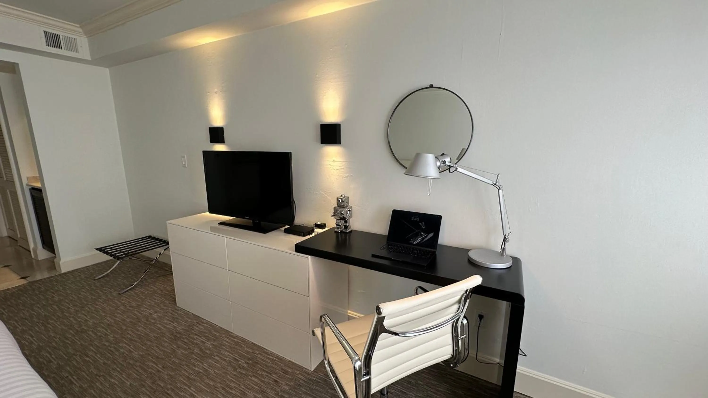 Bedroom in Oxford Palace Hotel