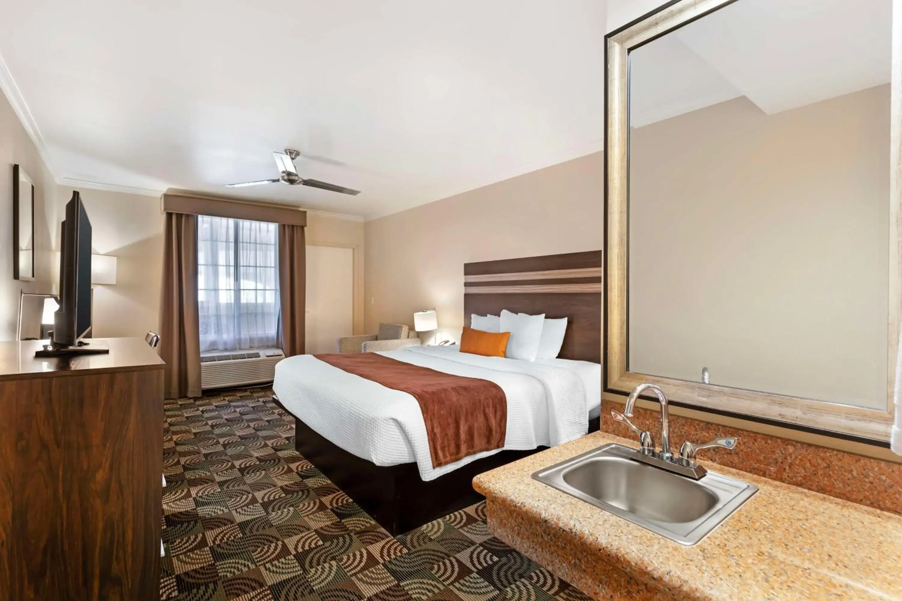 King Room with Walk-In Shower - Disability Access/Non-Smoking in Best Western Plus Country Park Hotel King Room with Walk-In Shower - Disability Access/Non-Smoking in Best Western Plus Country Park Hotel