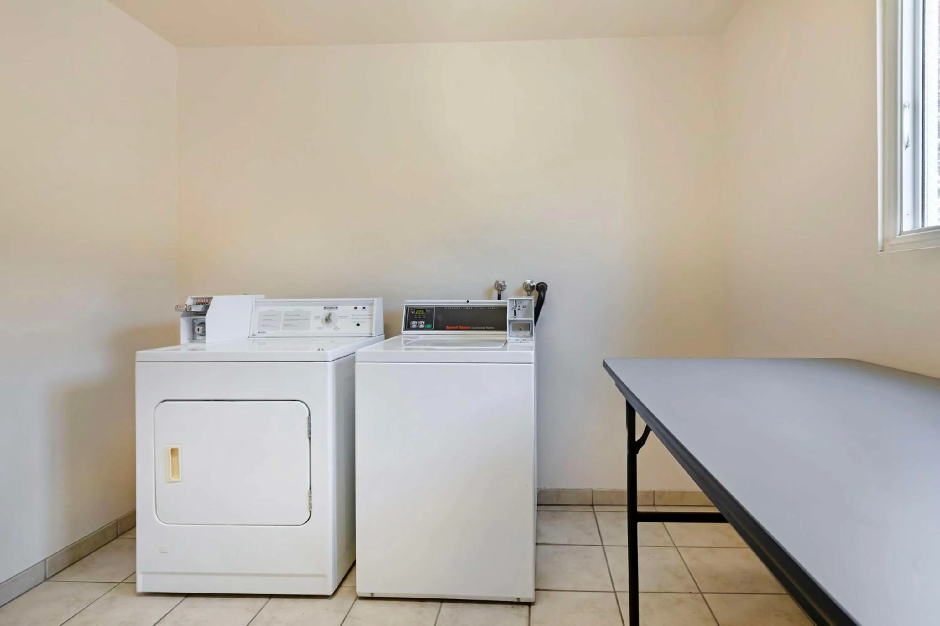laundry in Best Western Plus Country Park Hotel