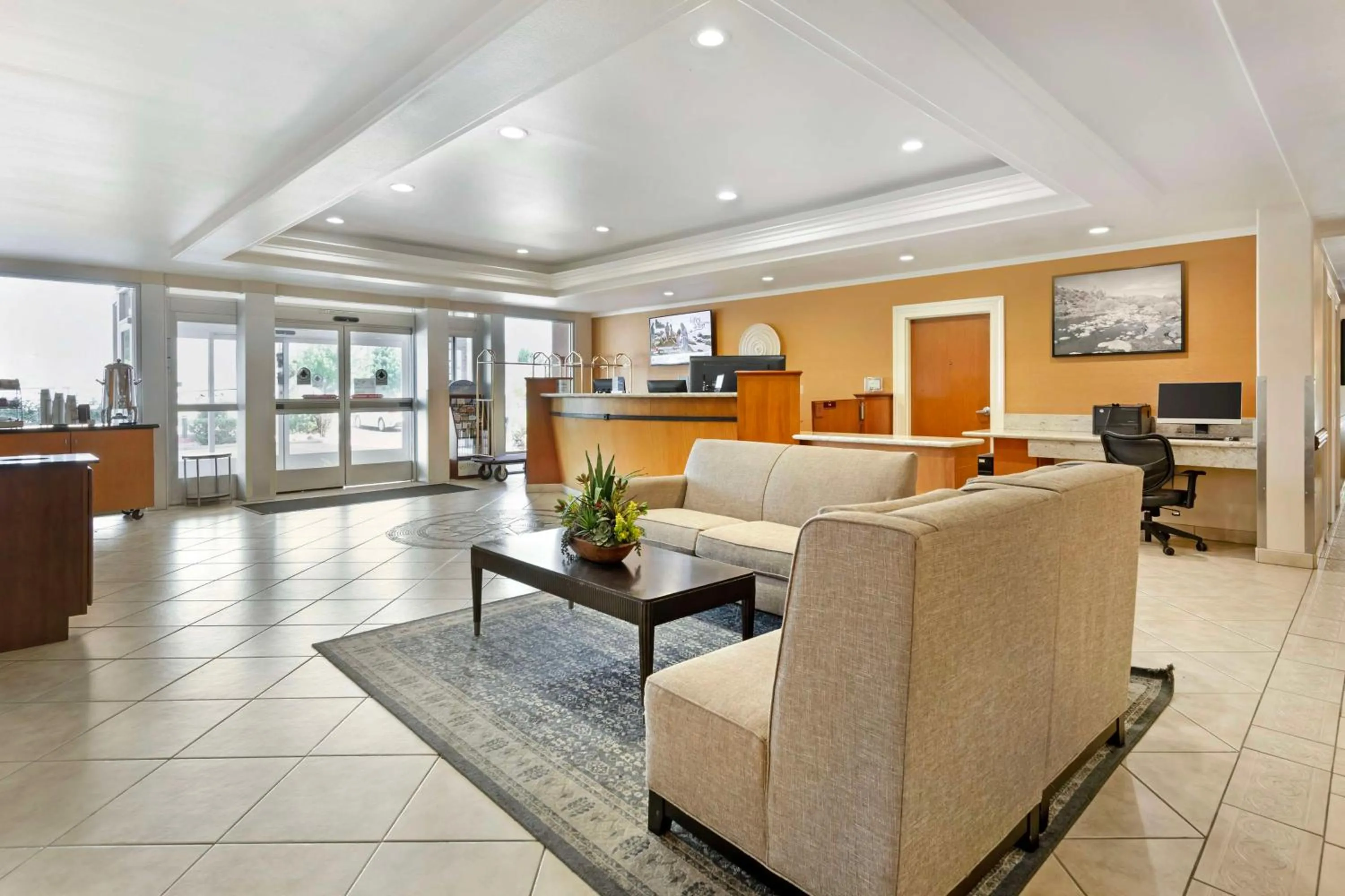 Lobby or reception in Best Western Plus Country Park Hotel