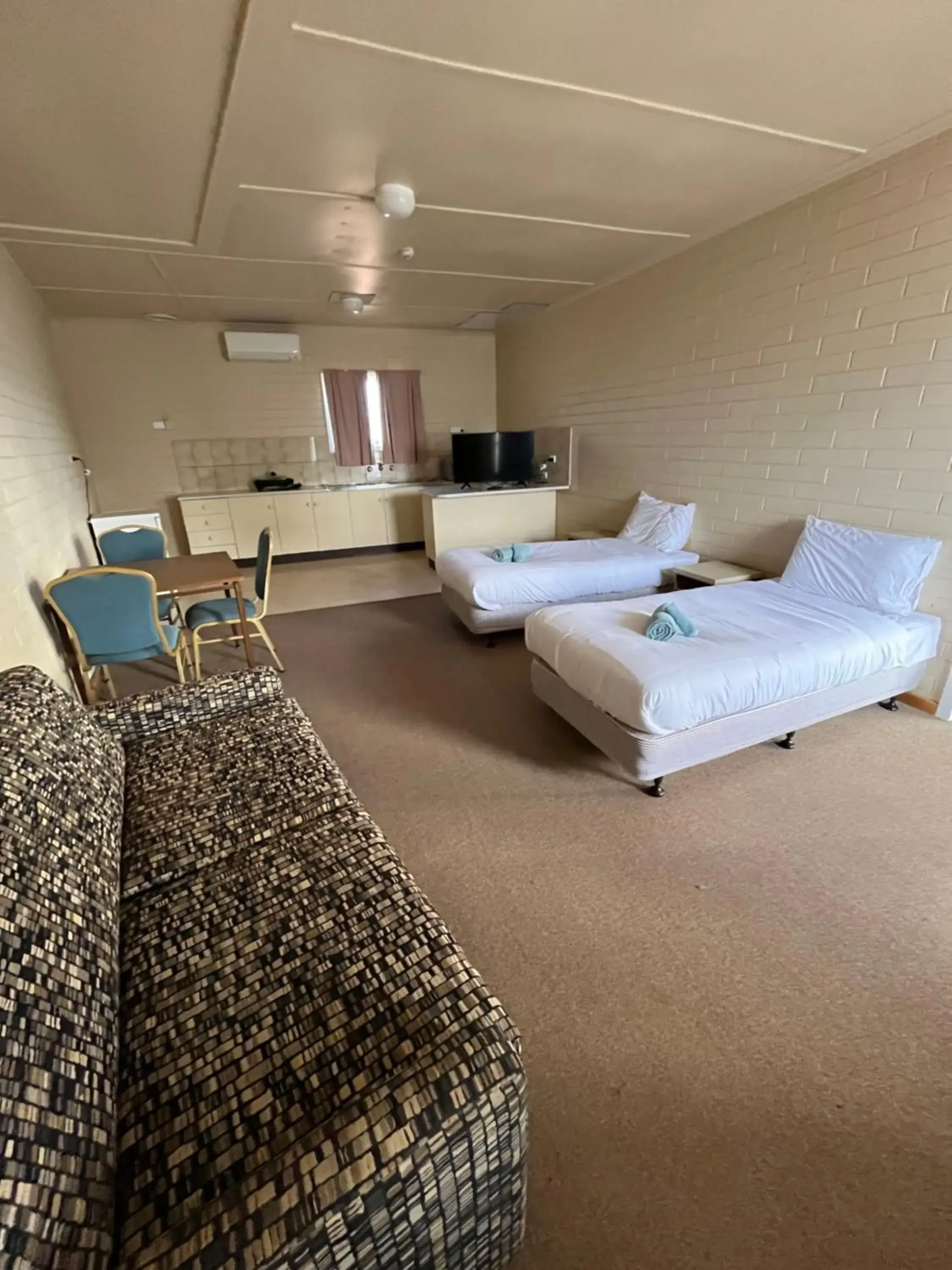 Family Room in Opal Inn Hotel, Motel, Caravan Park Family Room in Opal Inn Hotel, Motel, Caravan Park
