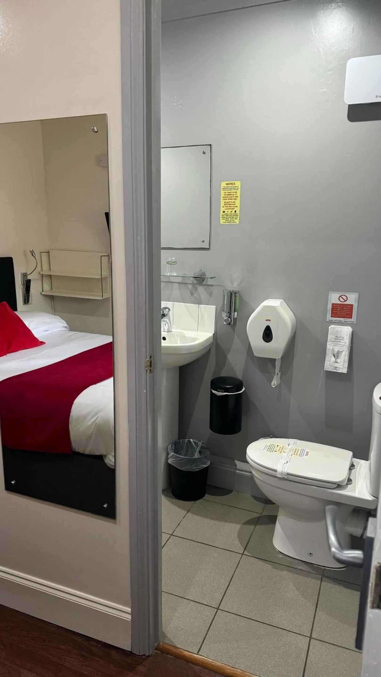 Bathroom in The Railway Sleeper Lodge