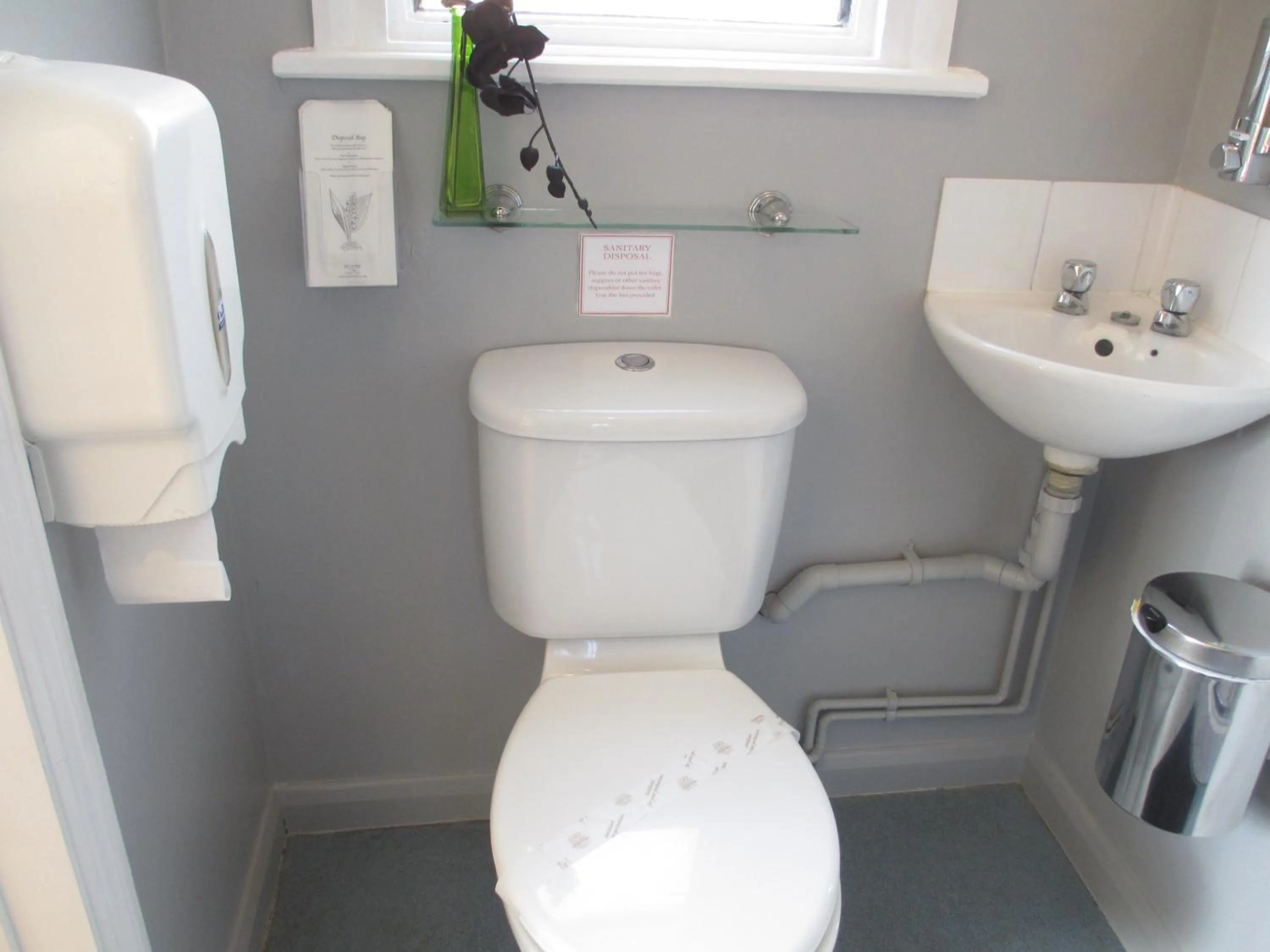 Bathroom in The Railway Sleeper Lodge