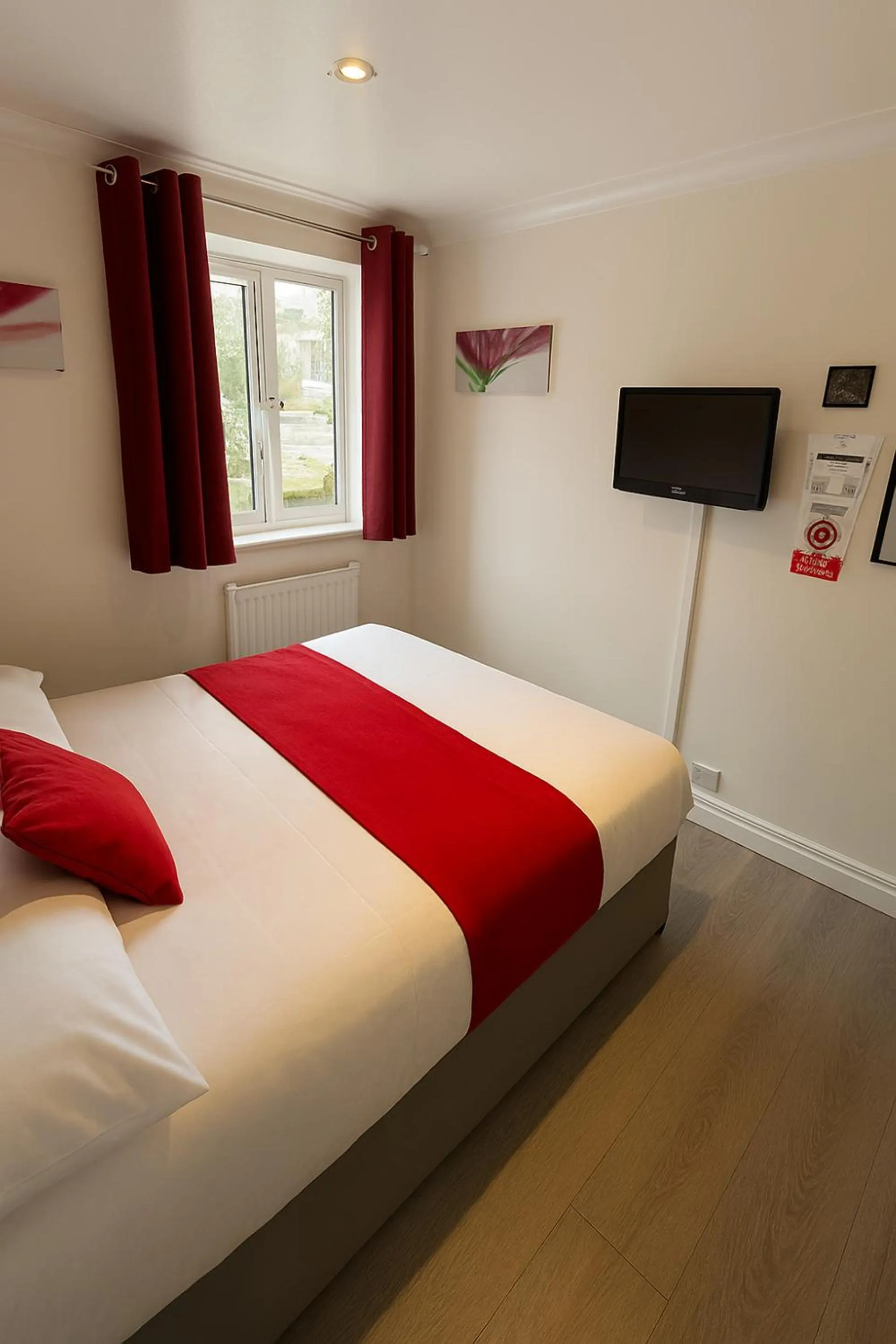 Photo of the whole room, Bed in The Railway Sleeper Lodge