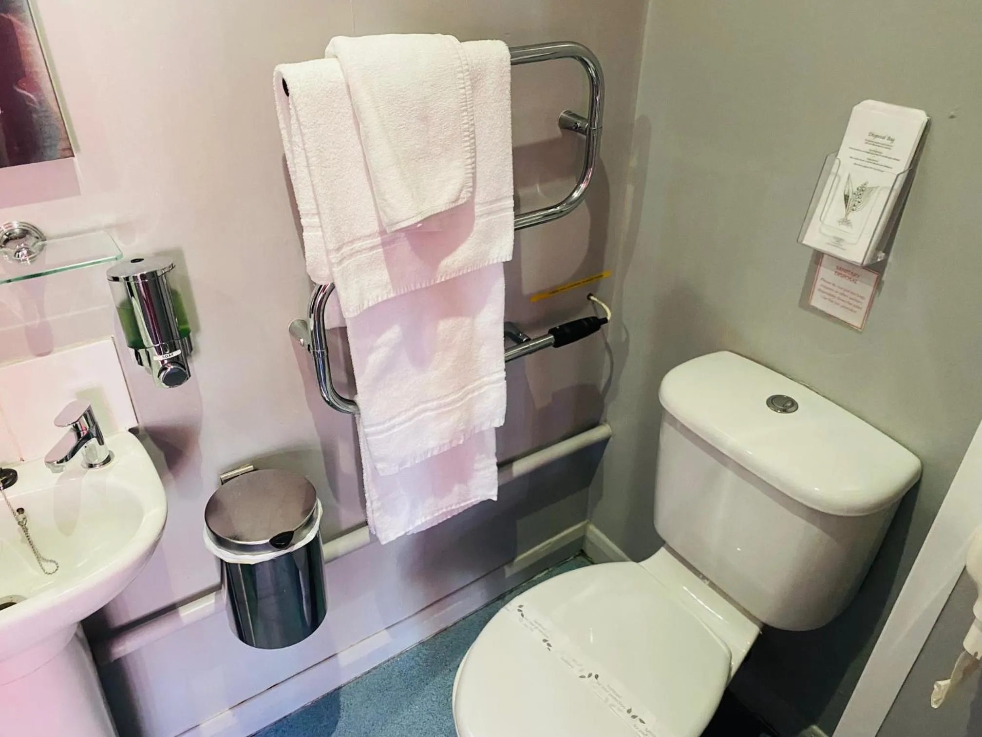 Bathroom in The Railway Sleeper Lodge
