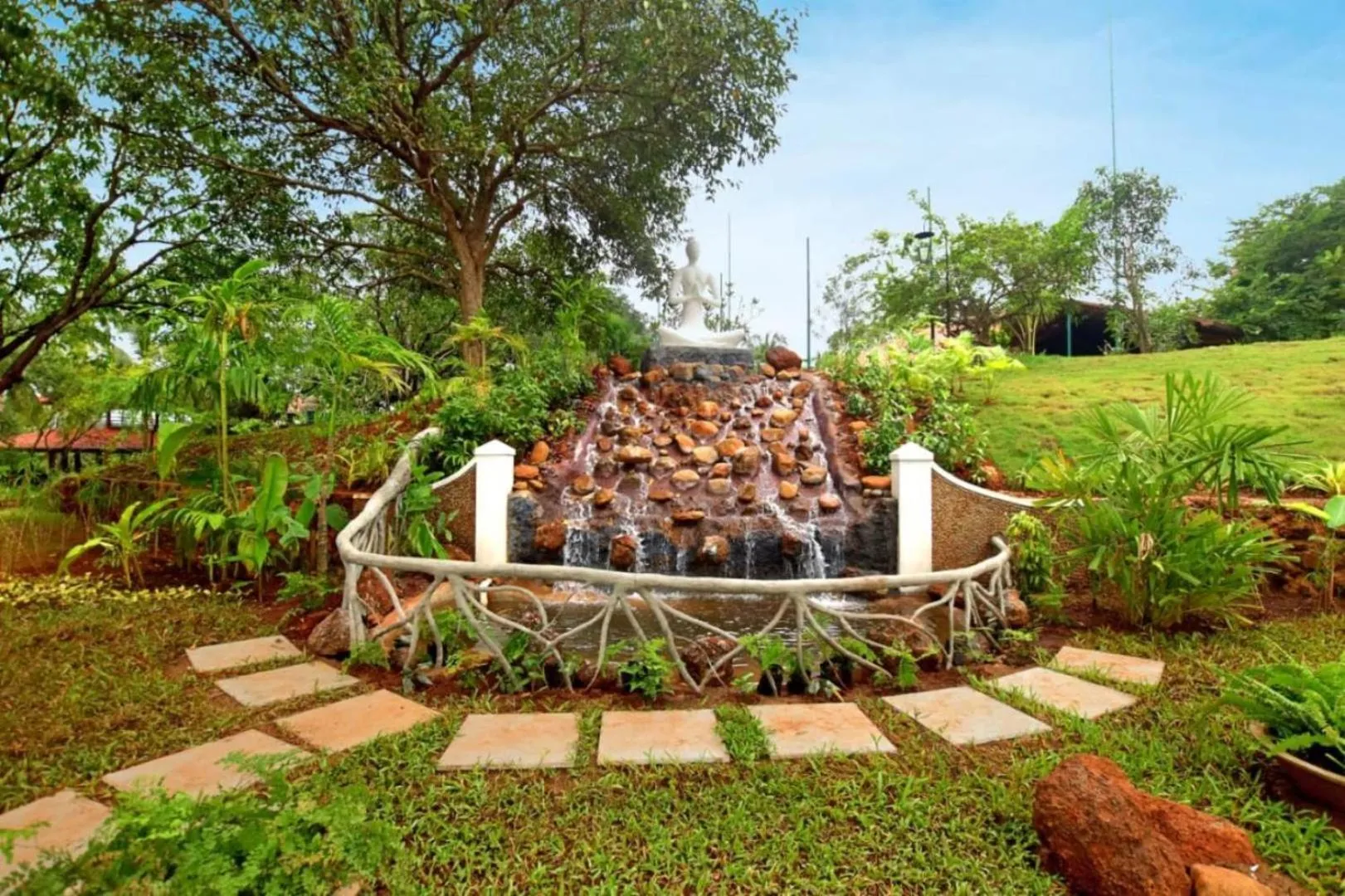 Garden in Mercure Goa Devaaya Resort
