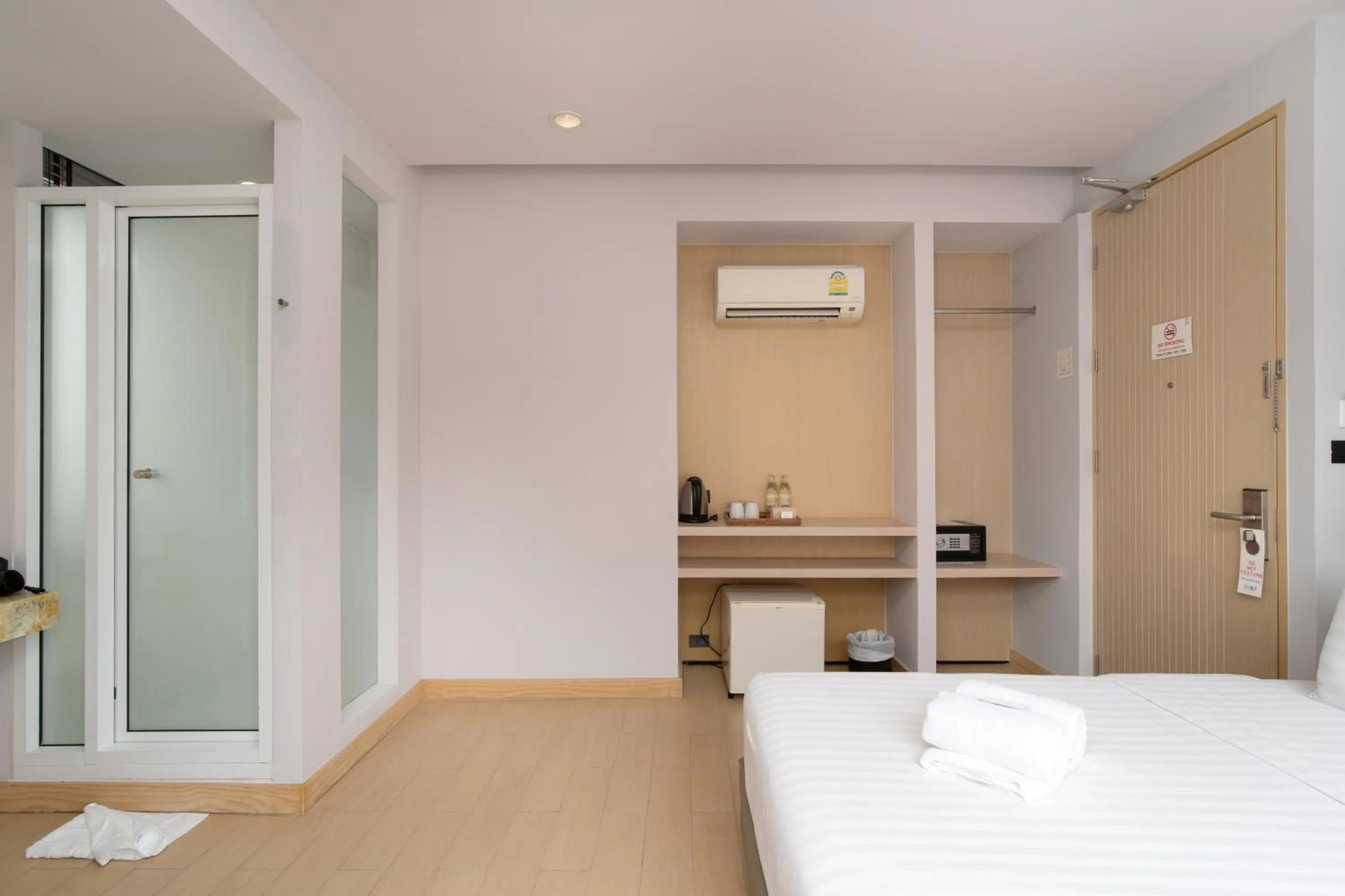 Photo of the whole room, Bed in Metz Pratunam