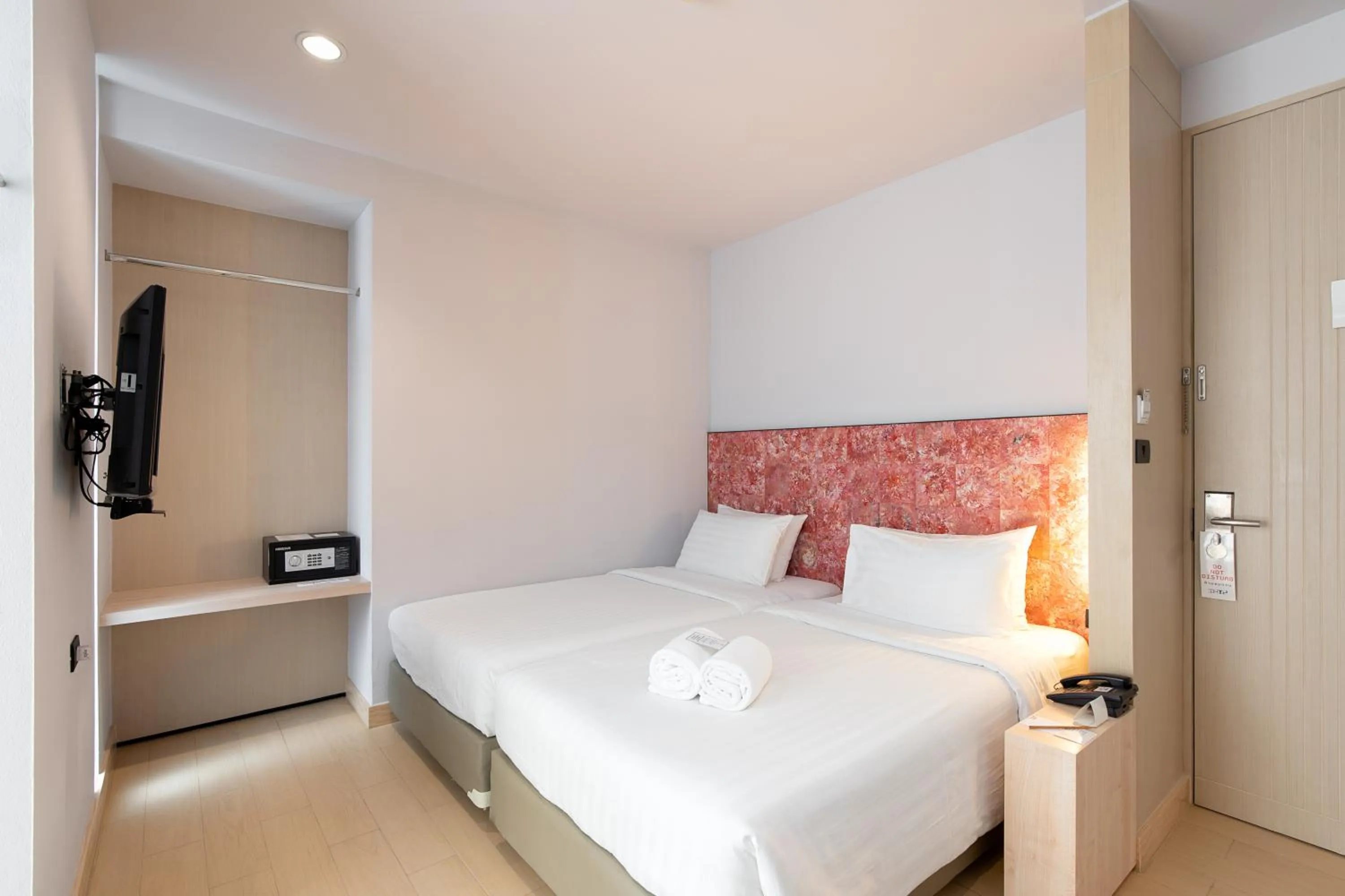 Bedroom, Bed in Metz Pratunam