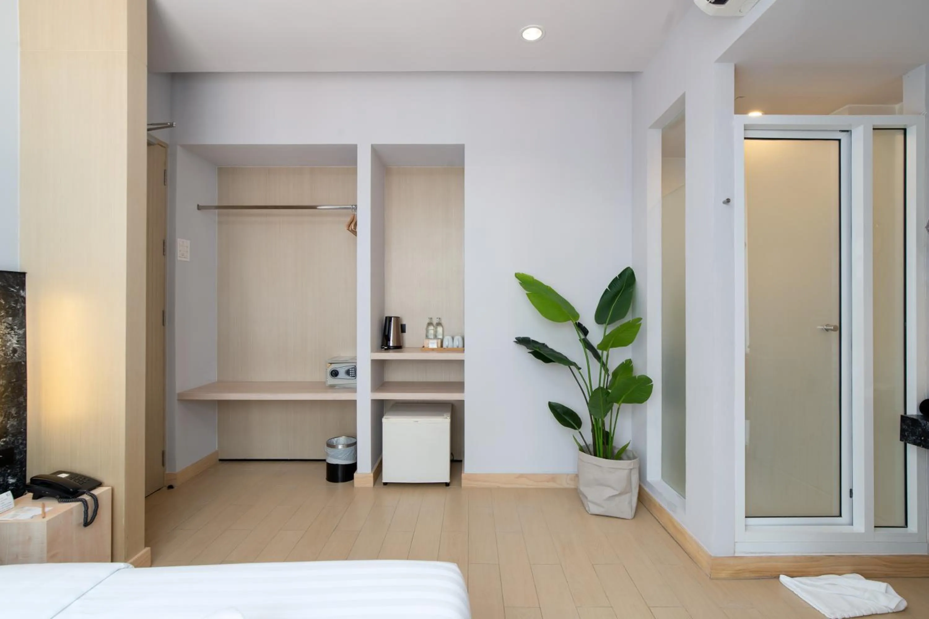 Photo of the whole room, Bed in Metz Pratunam