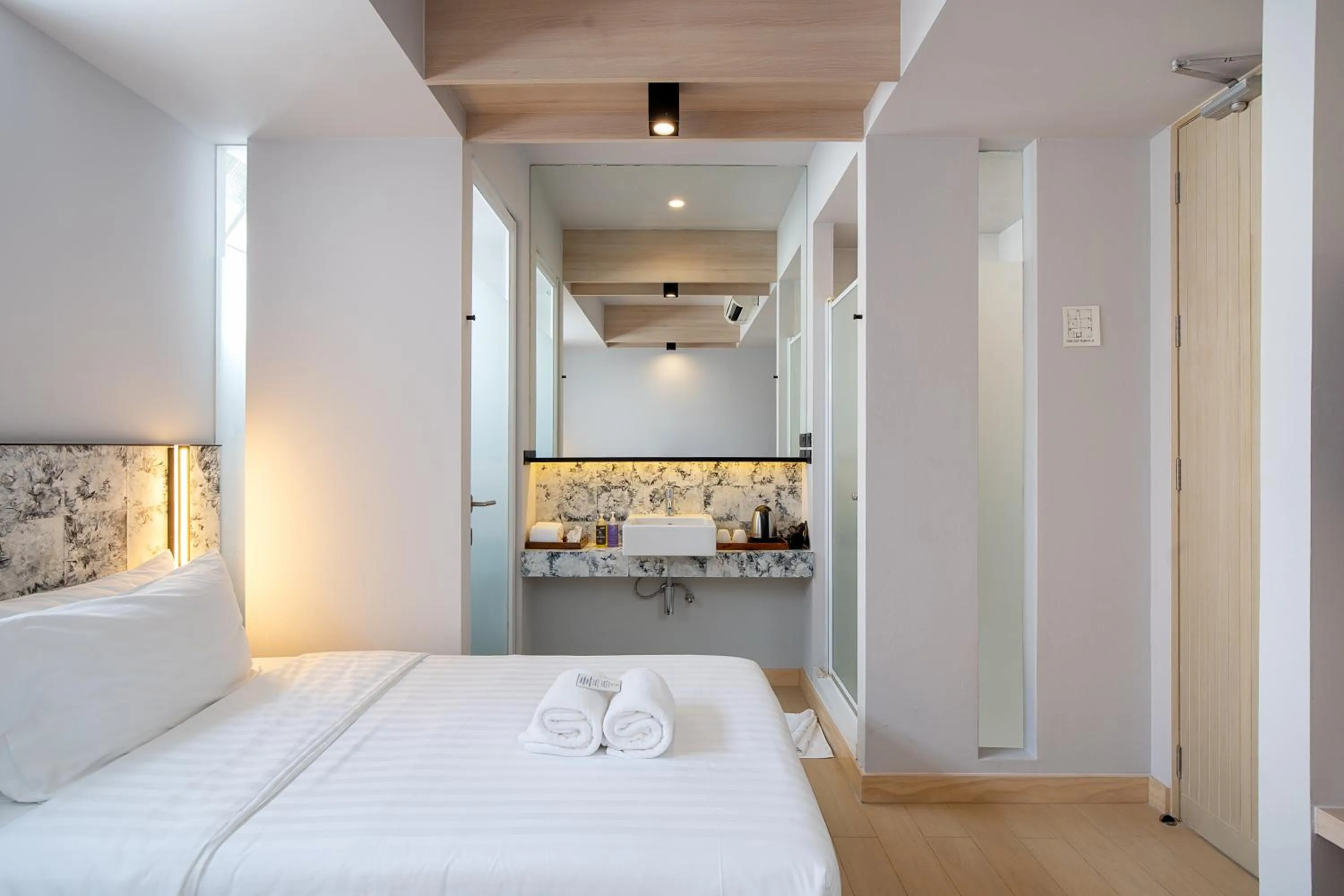 Bedroom, Bed in Metz Pratunam