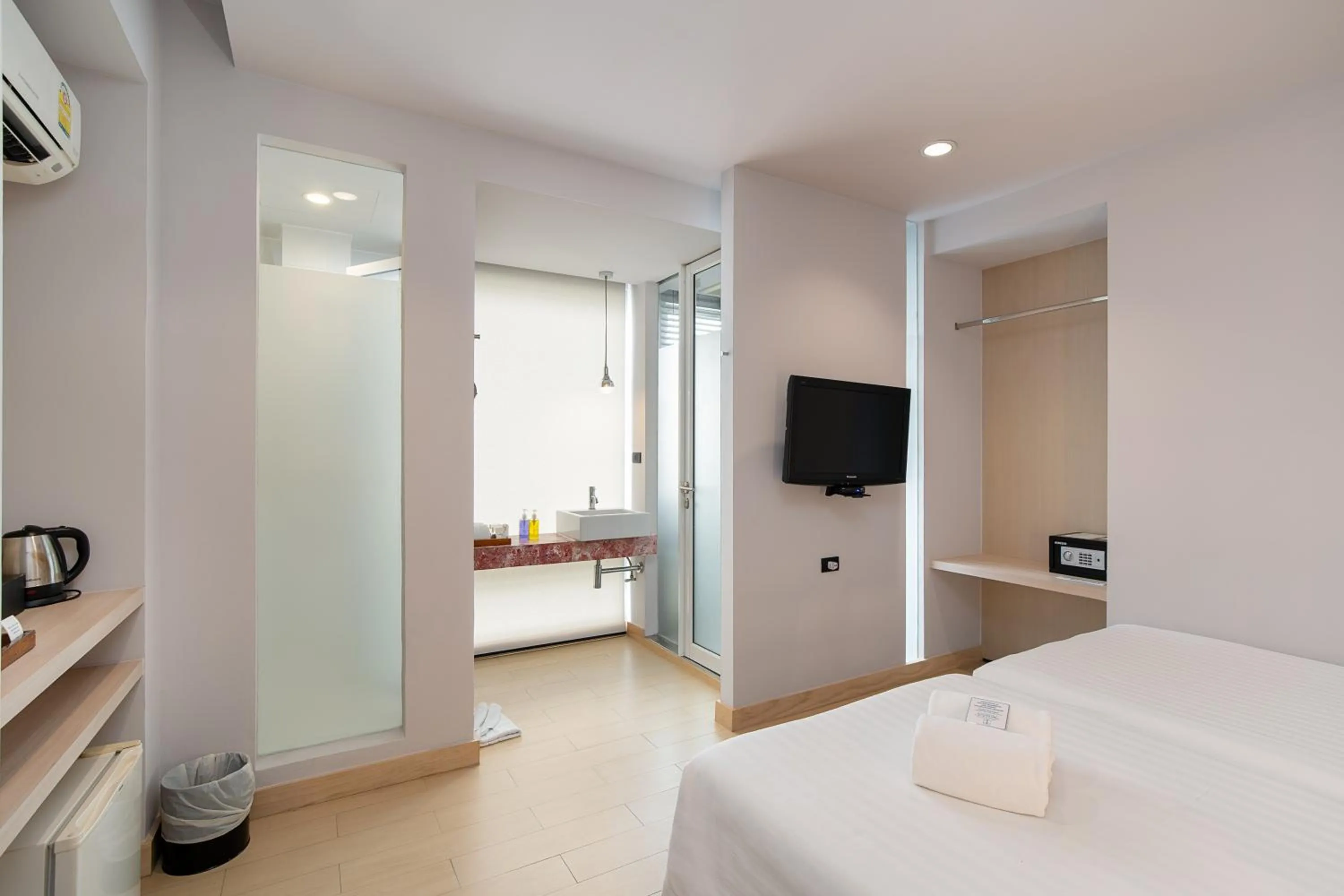 Photo of the whole room, Bed in Metz Pratunam