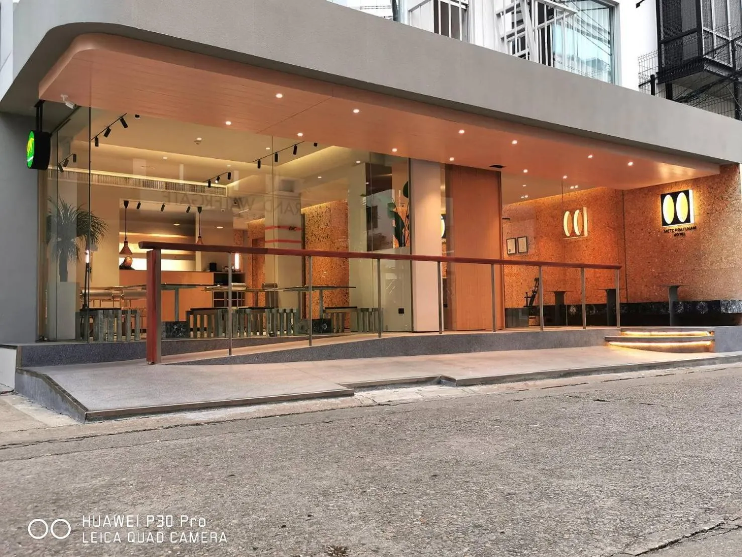 Facade/entrance in Metz Pratunam