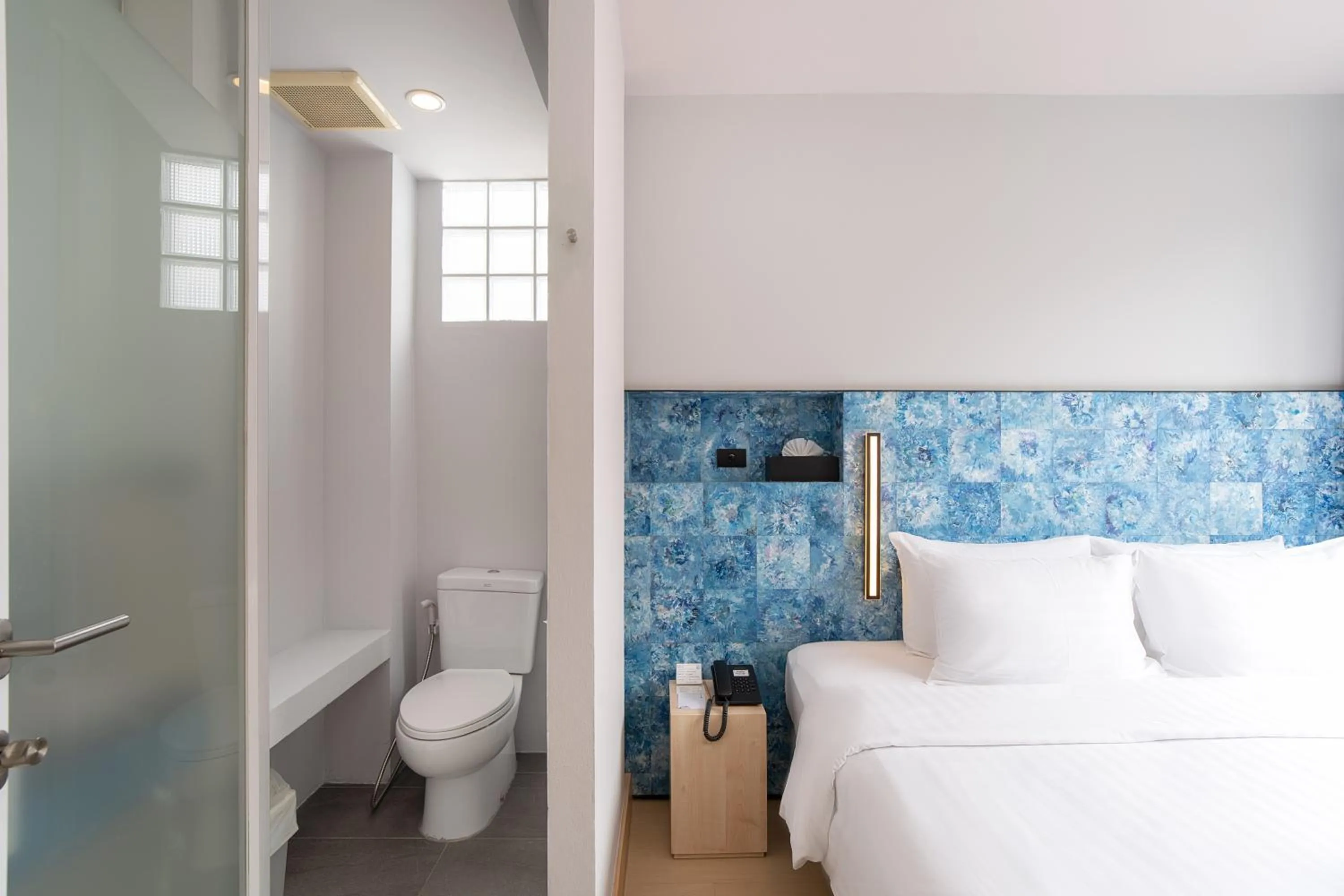 Bedroom, Bed in Metz Pratunam