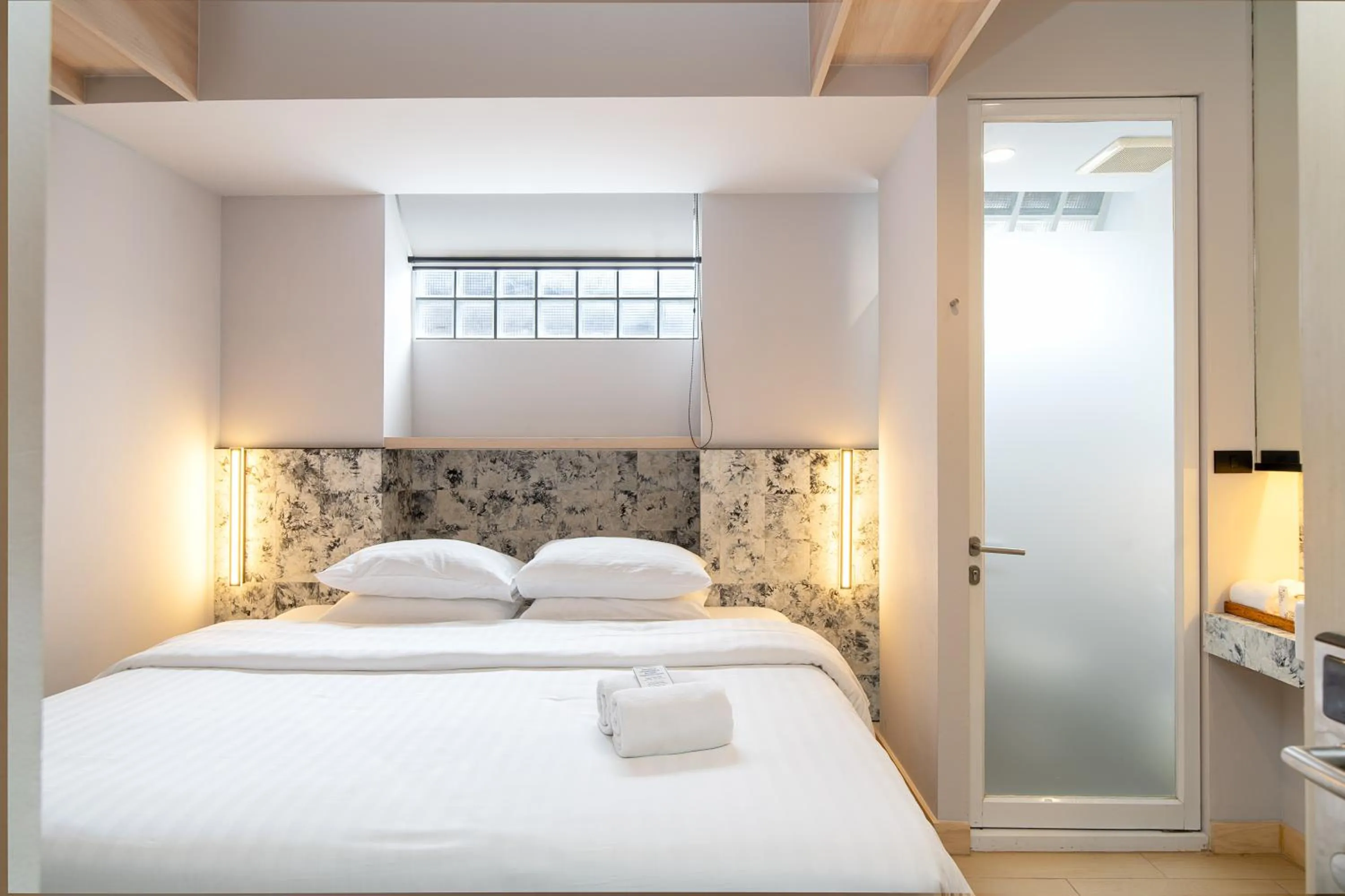 Bedroom, Bed in Metz Pratunam