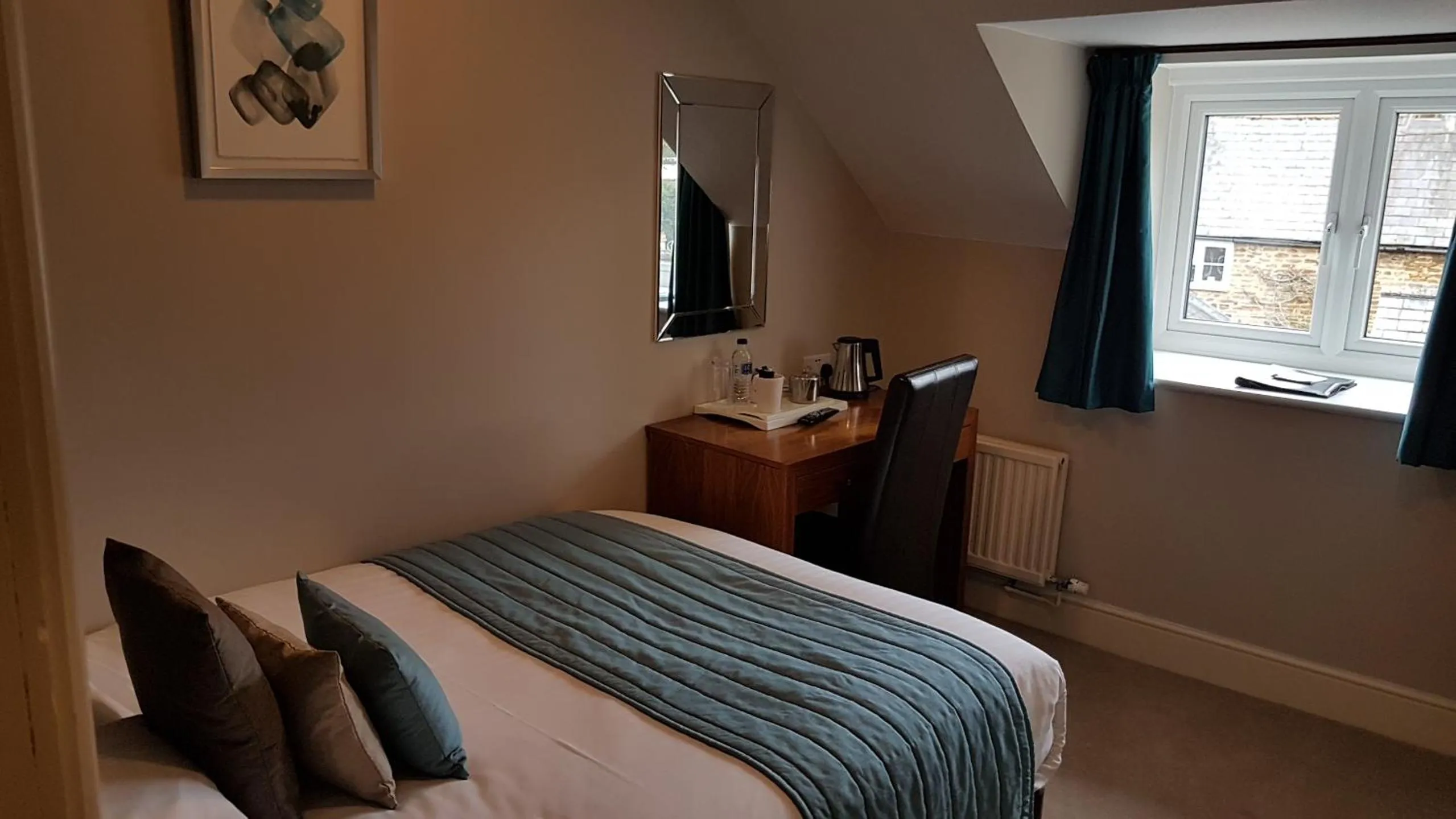 Bedroom, Bed in The Poplars Moulton