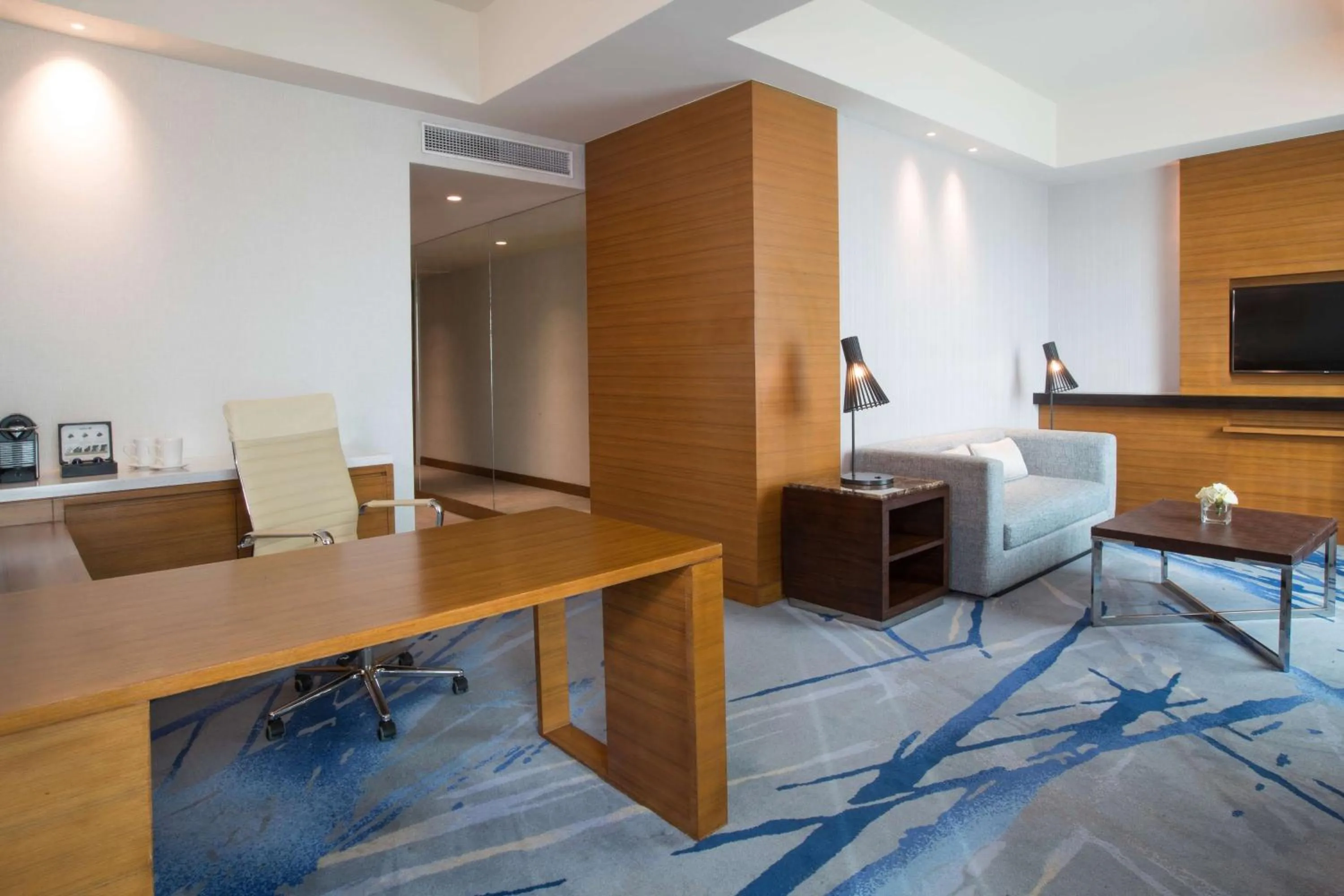 Communal lounge/ TV room, Bed in Radisson Blu Cebu