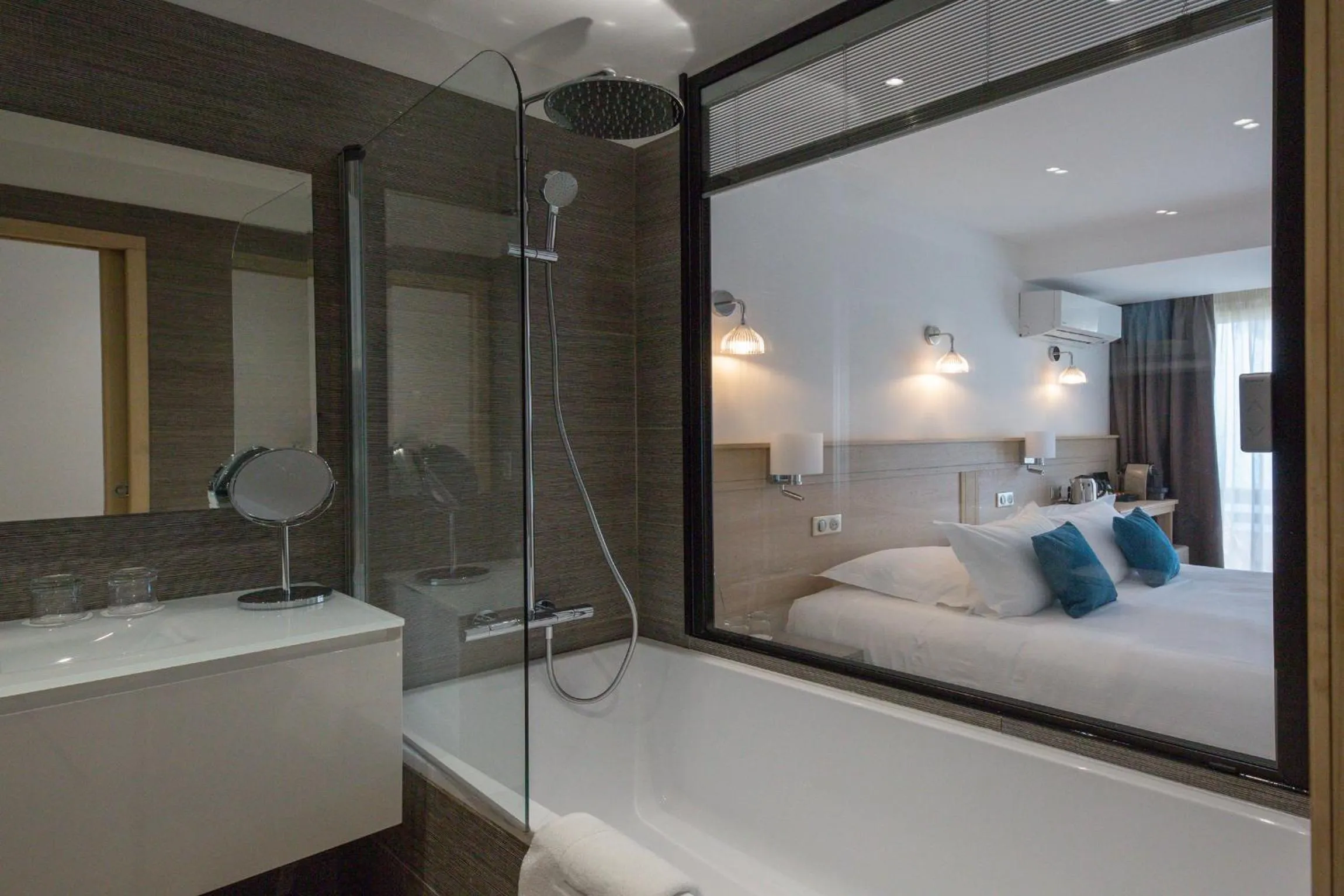 Bathroom, Bed in Hôtel La Roya