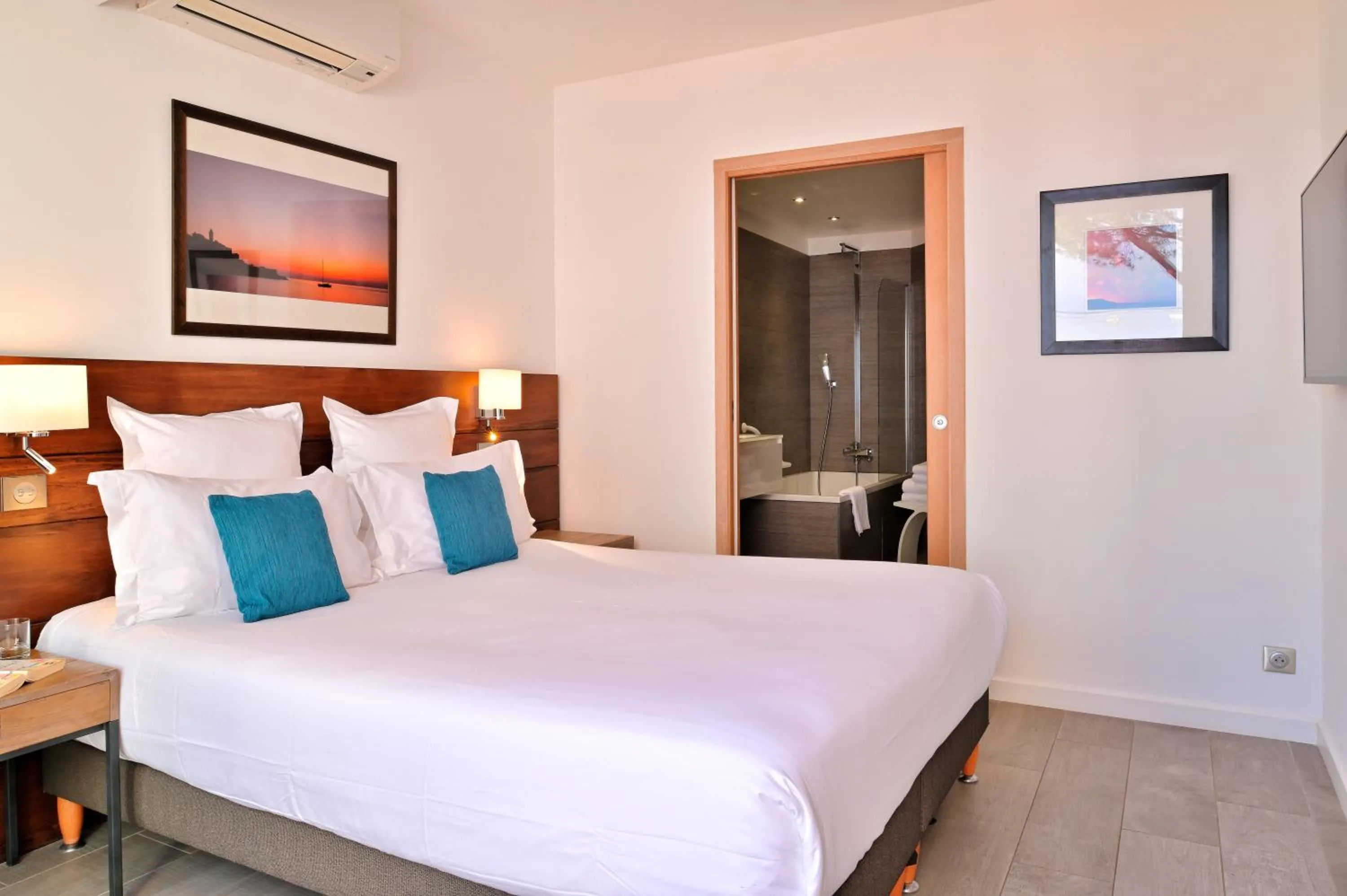 Bed in Hôtel La Roya