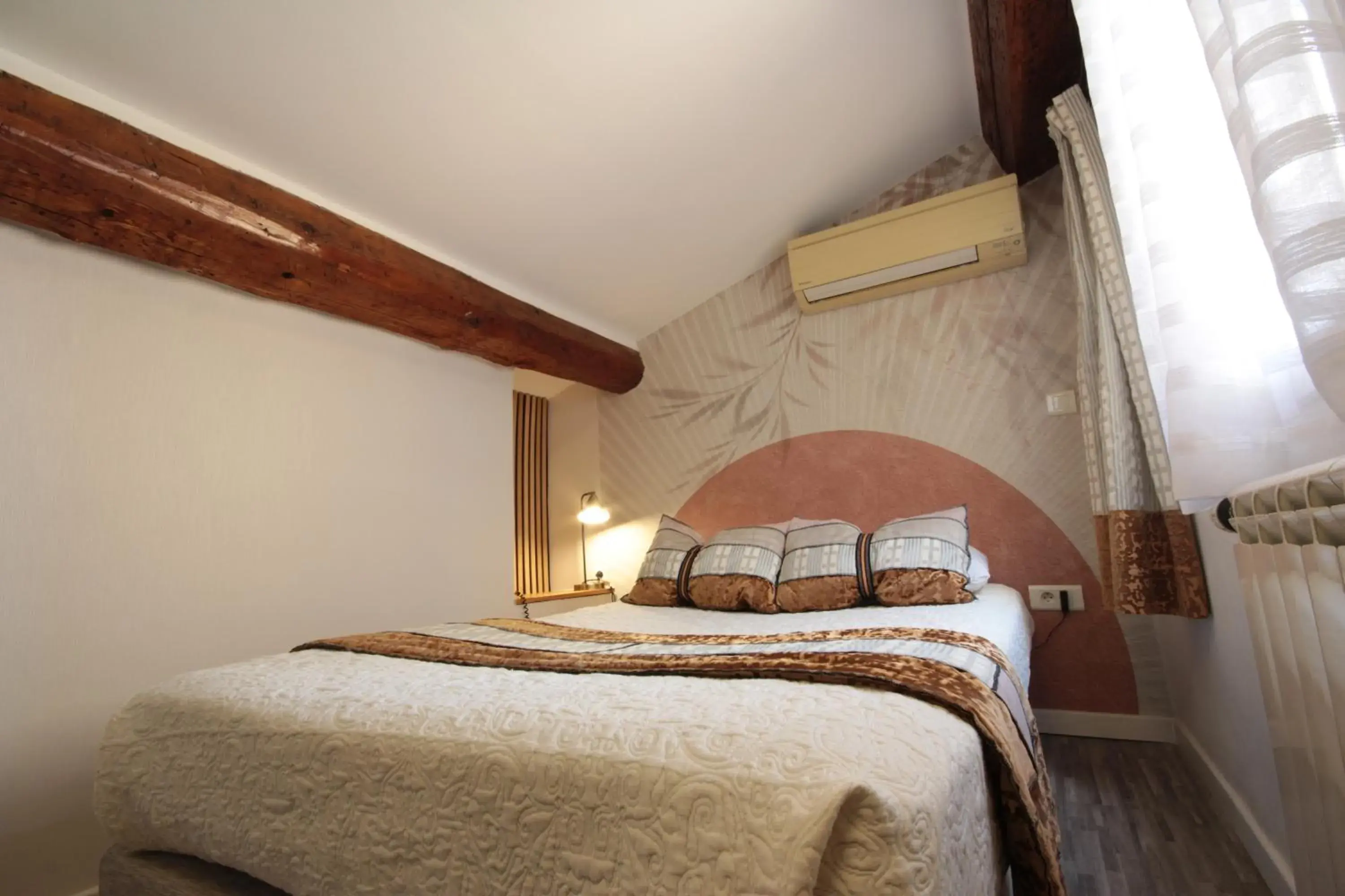 Standard Single Room in Hôtel Des Arts, Artisanal et Indépendant Standard Single Room in Hôtel Des Arts, Artisanal et Indépendant