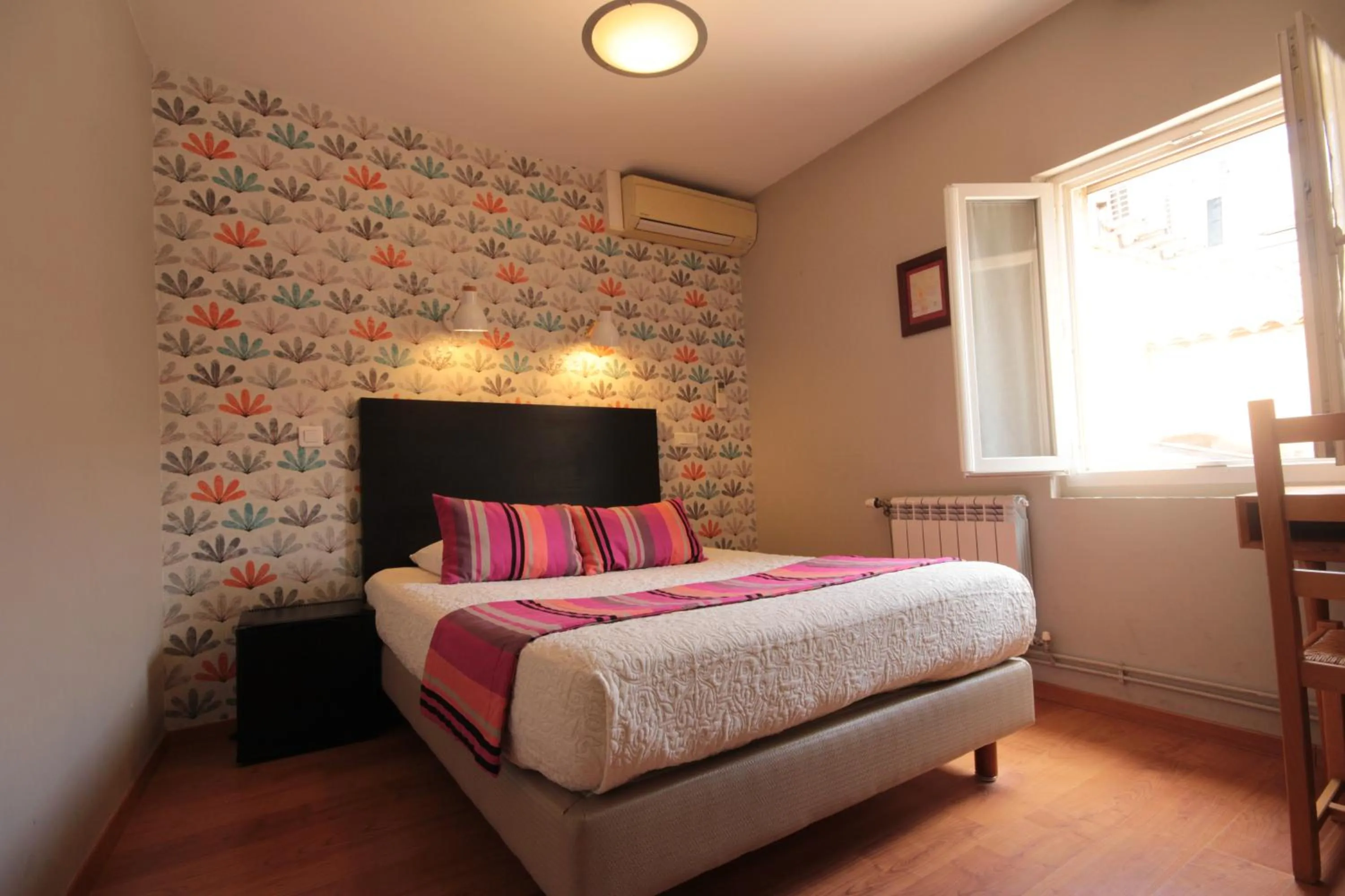 Bed in Hôtel Des Arts, Artisanal et Indépendant