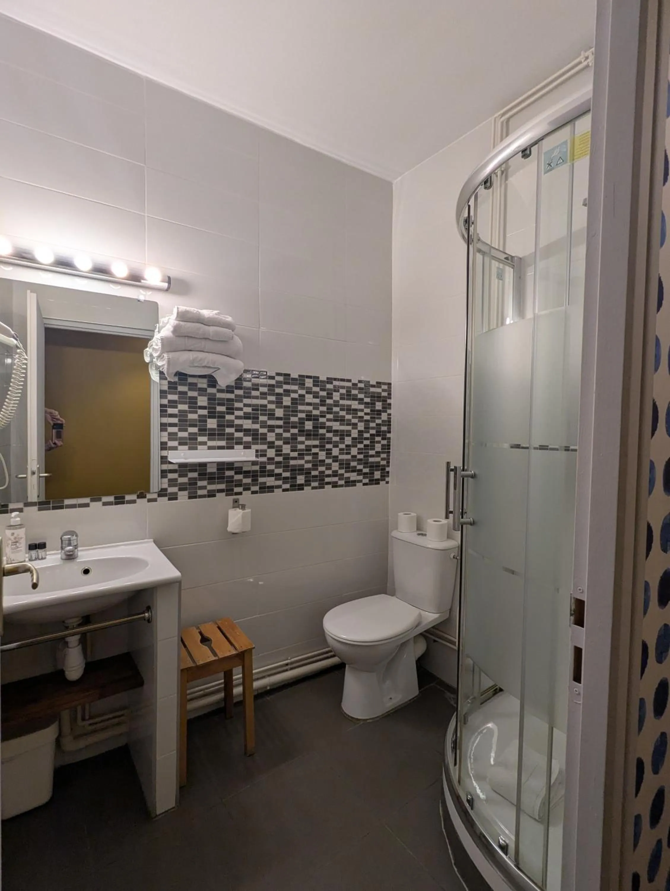 Bathroom in Hôtel Des Arts, Artisanal et Indépendant