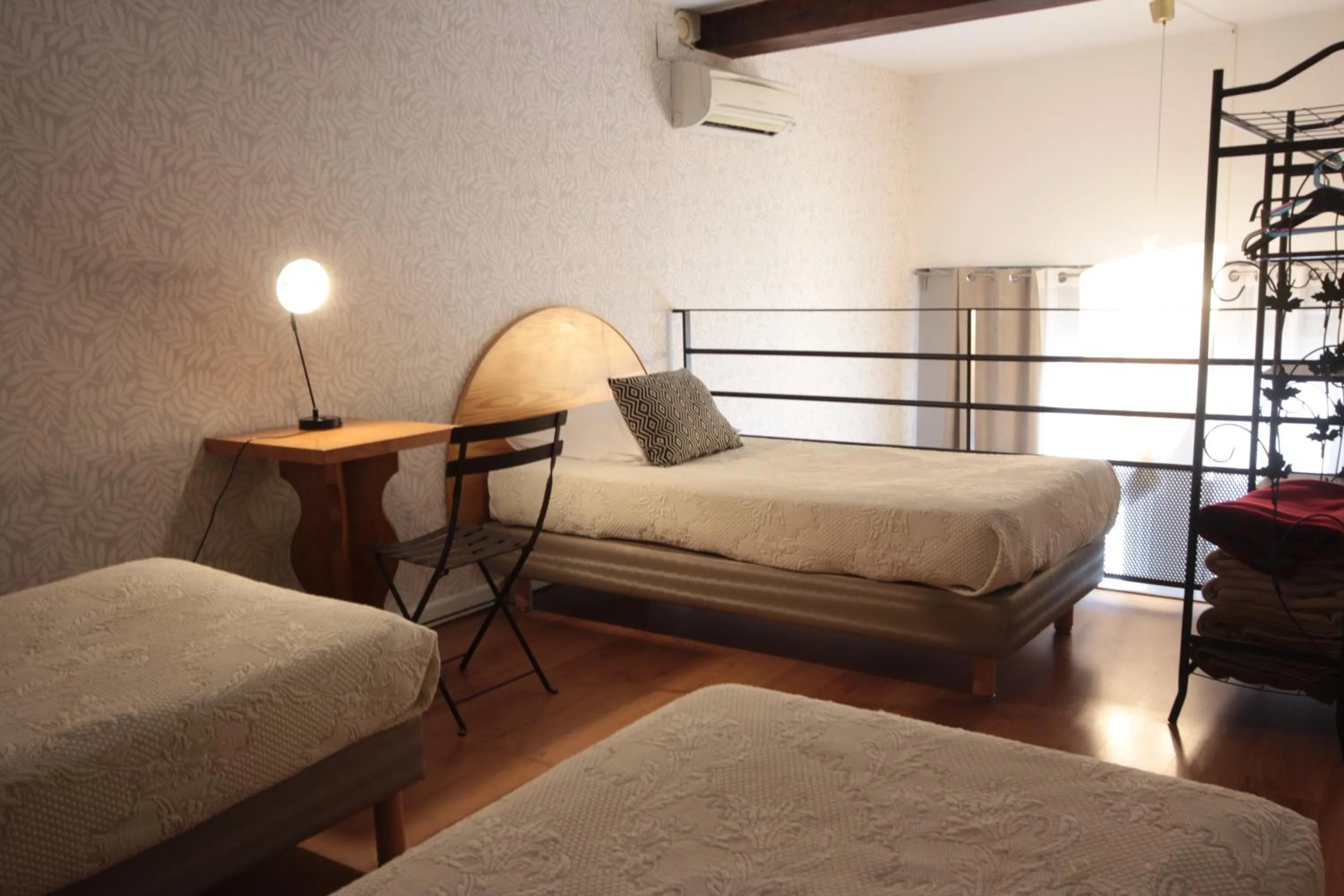 Bed in Hôtel Des Arts, Artisanal et Indépendant